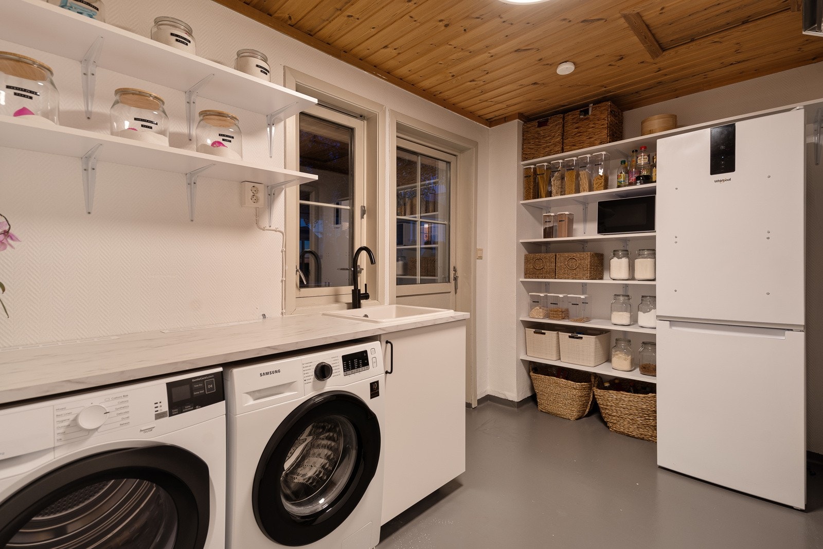 Boligen har også et praktisk vaskerom i hovedetasjen, med god plass til vaskemaskin og tørketrommel, samt en utslagsvask Galleribilde