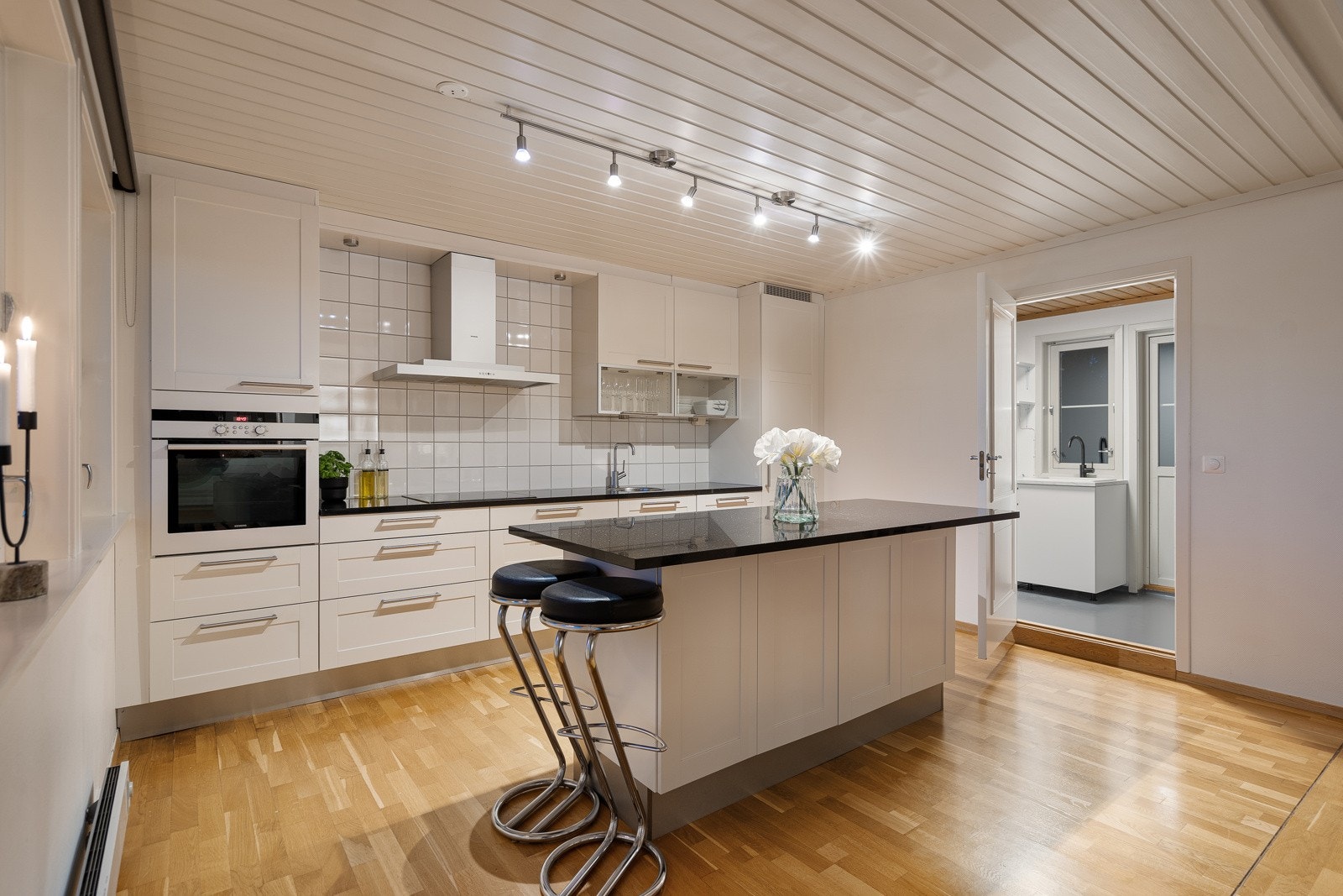 Kjøkkenet ligger i åpen løsning med stuen, noe som gir en sosial og romslig atmosfære Galleribilde