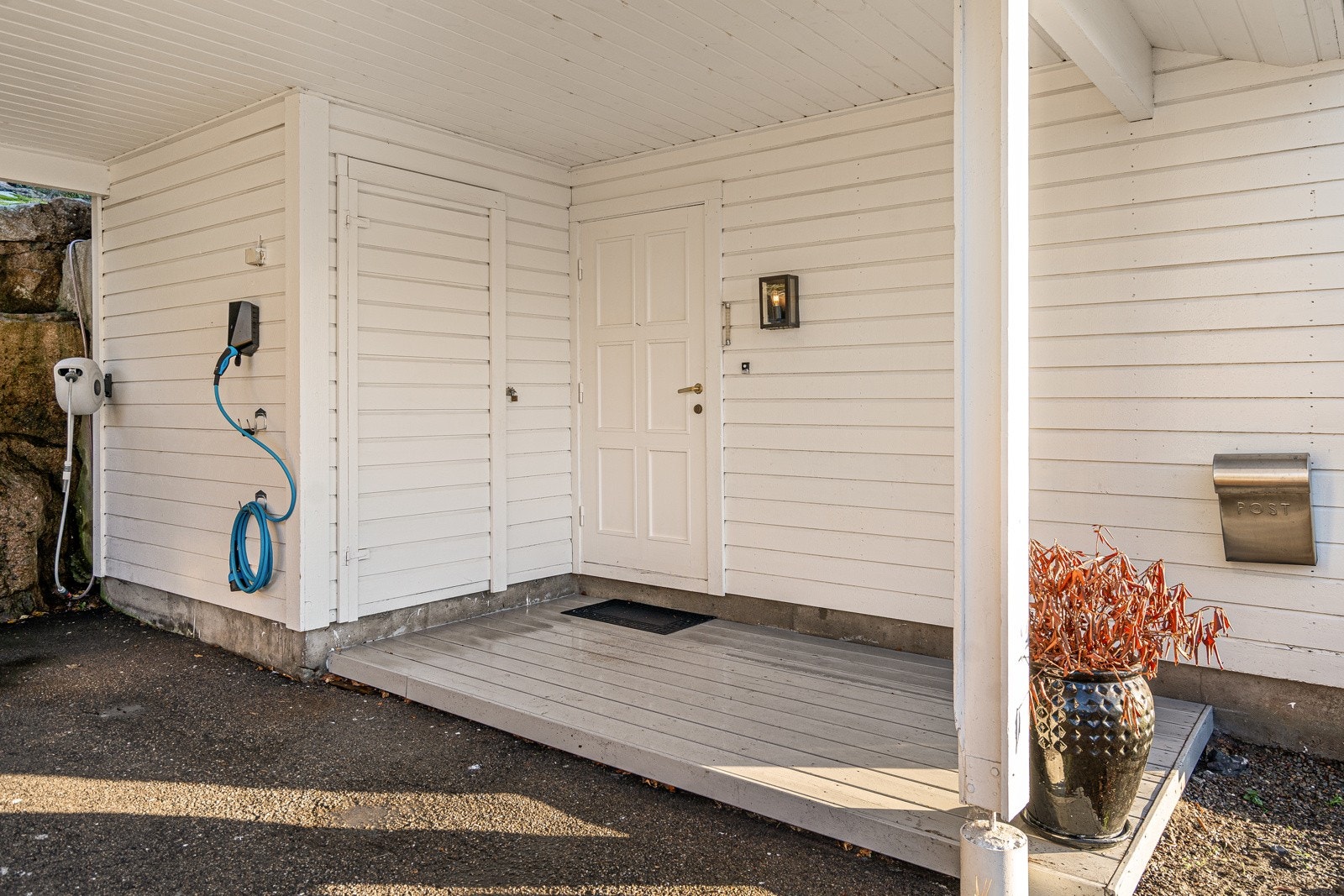 Planløsningen er smart og funksjonell, med flere oppbevaringsmuligheter, inkludert en egen bod med utvendig inngang Galleribilde