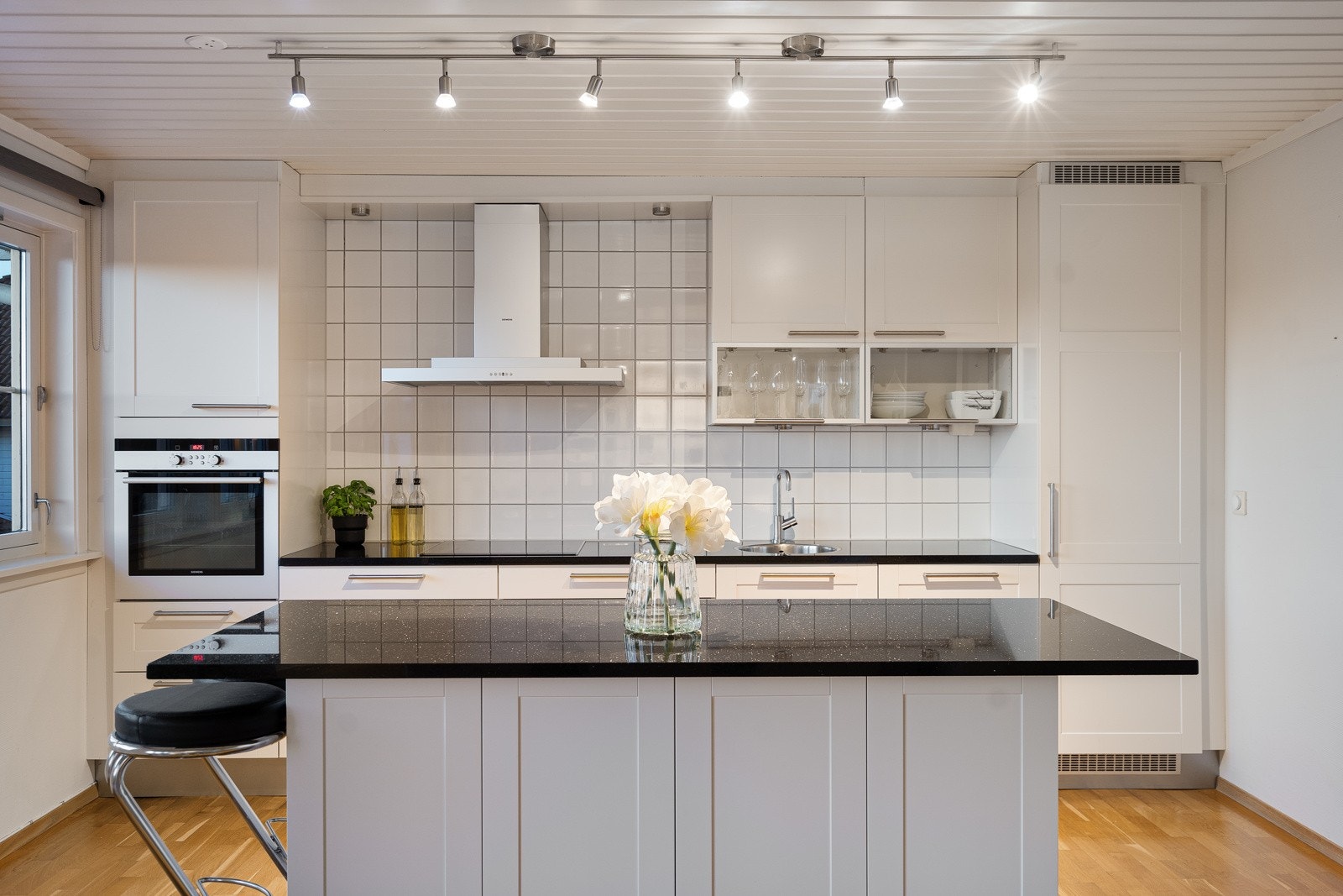 Med sin store kjøkkenøy og god størrelse er det perfekt til både daglig bruk og større sammenkomster Galleribilde