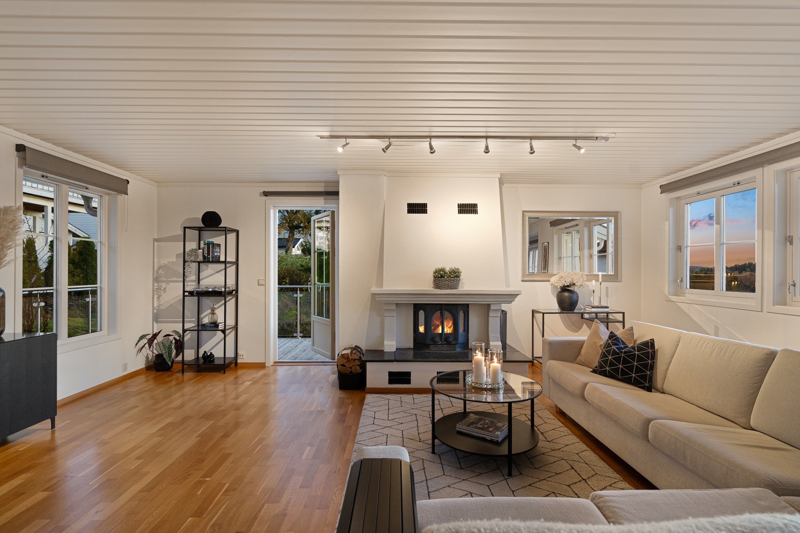 Den romslige og lyse stuen er boligens hjerte, med store vindusflater som slipper inn naturlig lys Galleribilde