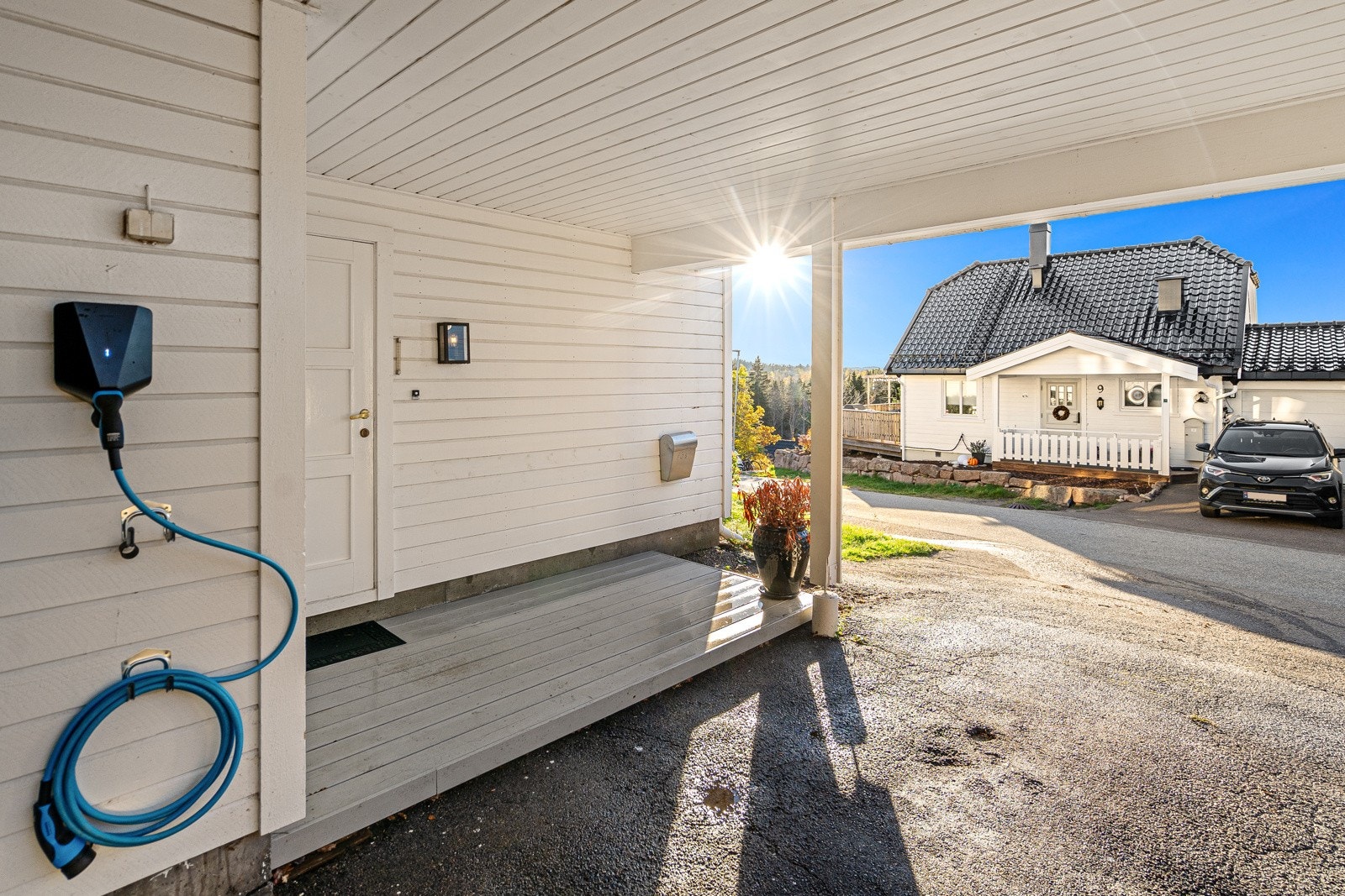 Boligen har også ladeanlegg/ladeboks for elbil i carporten Galleribilde