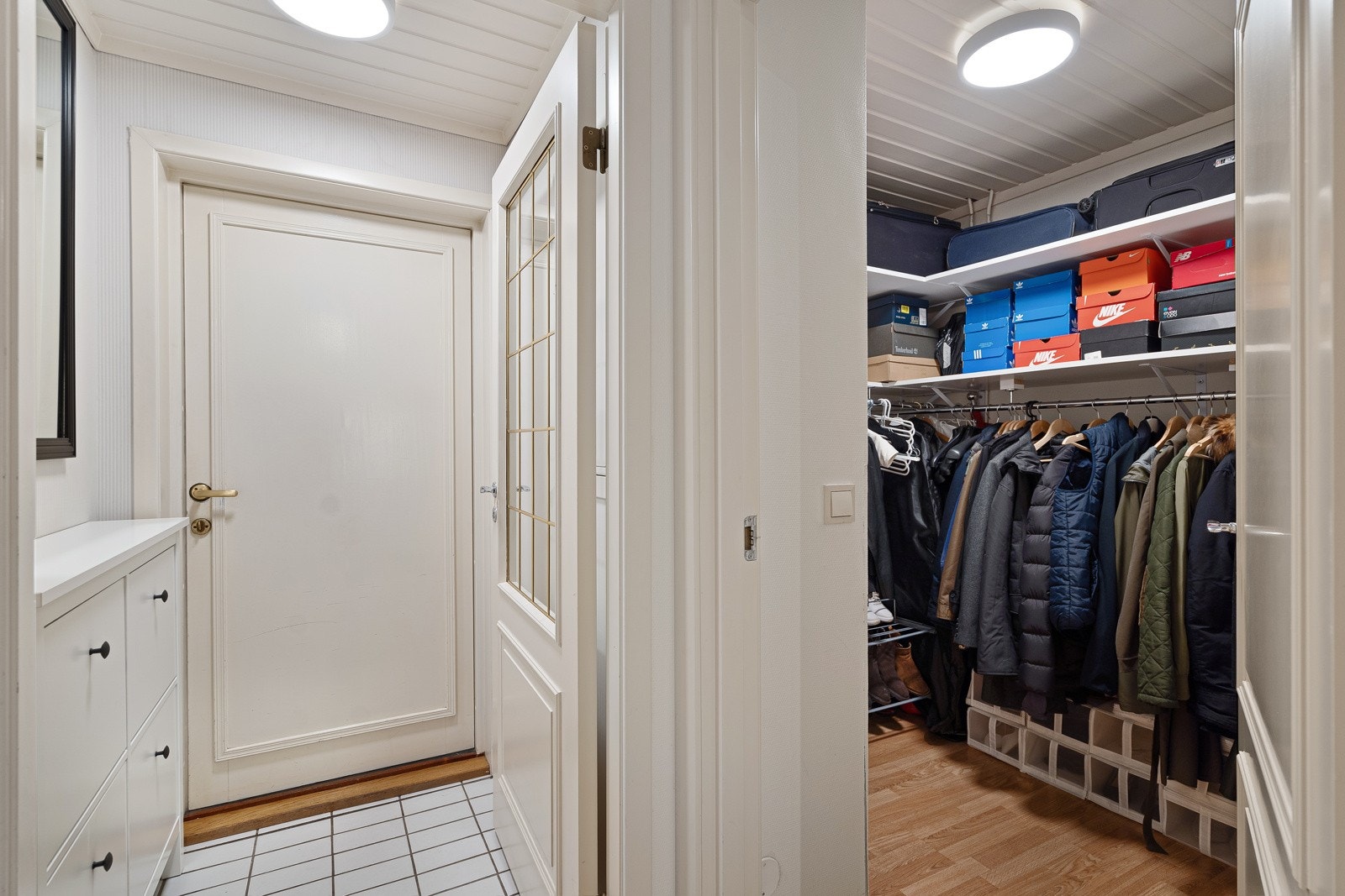 Praktisk entrè med god plass til oppevaring av klær. Galleribilde