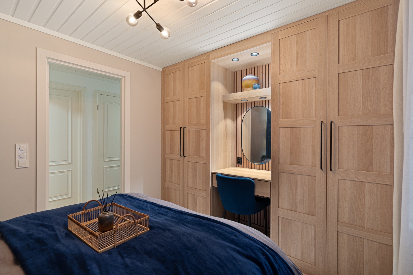 Hovedsoverommet er nylig renovevert og har rikelig plass til dobbeltseng, plassbygget garderobe Galleribilde