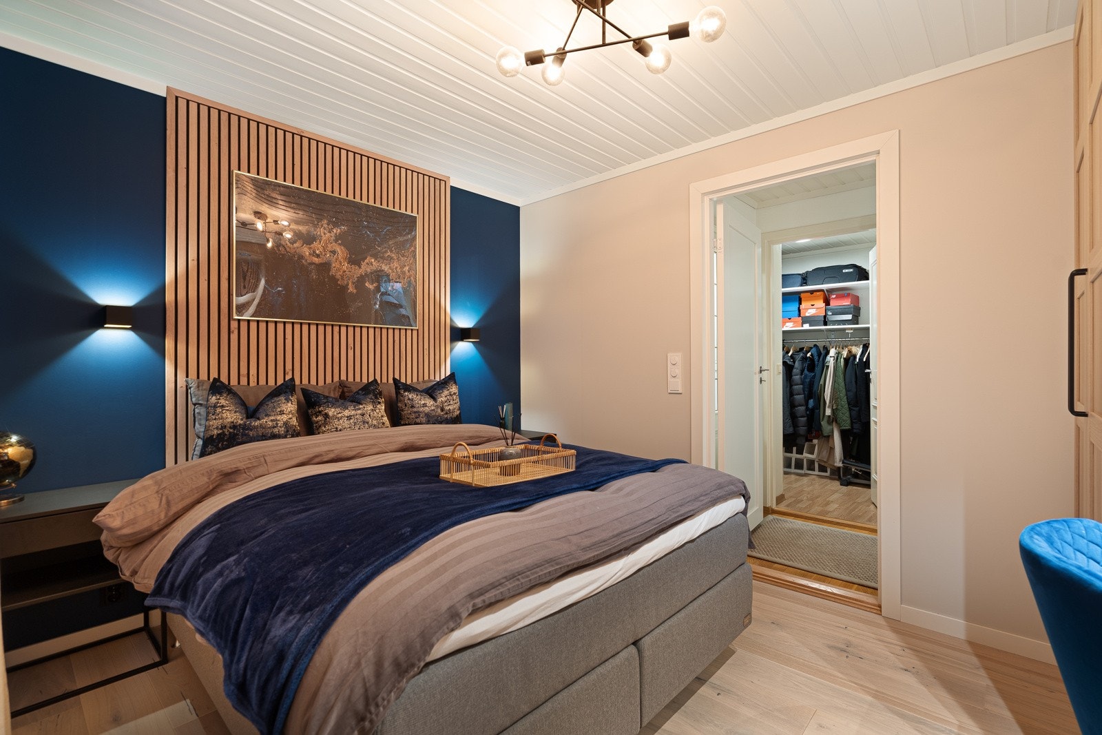 Boligen har tre lyse og romslige soverom, alle plassert i 1. etasje Galleribilde