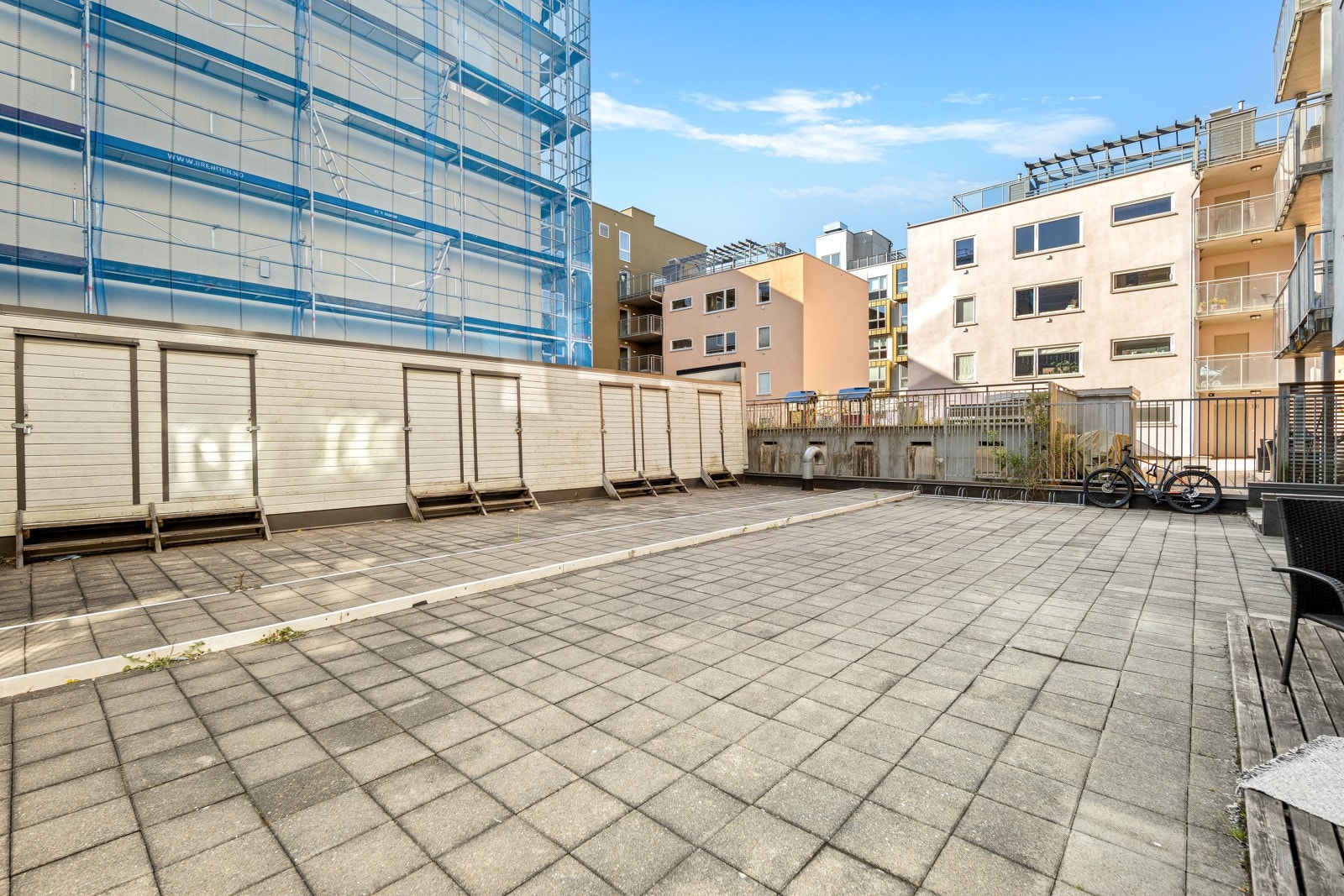 Bakgård med boder Galleribilde