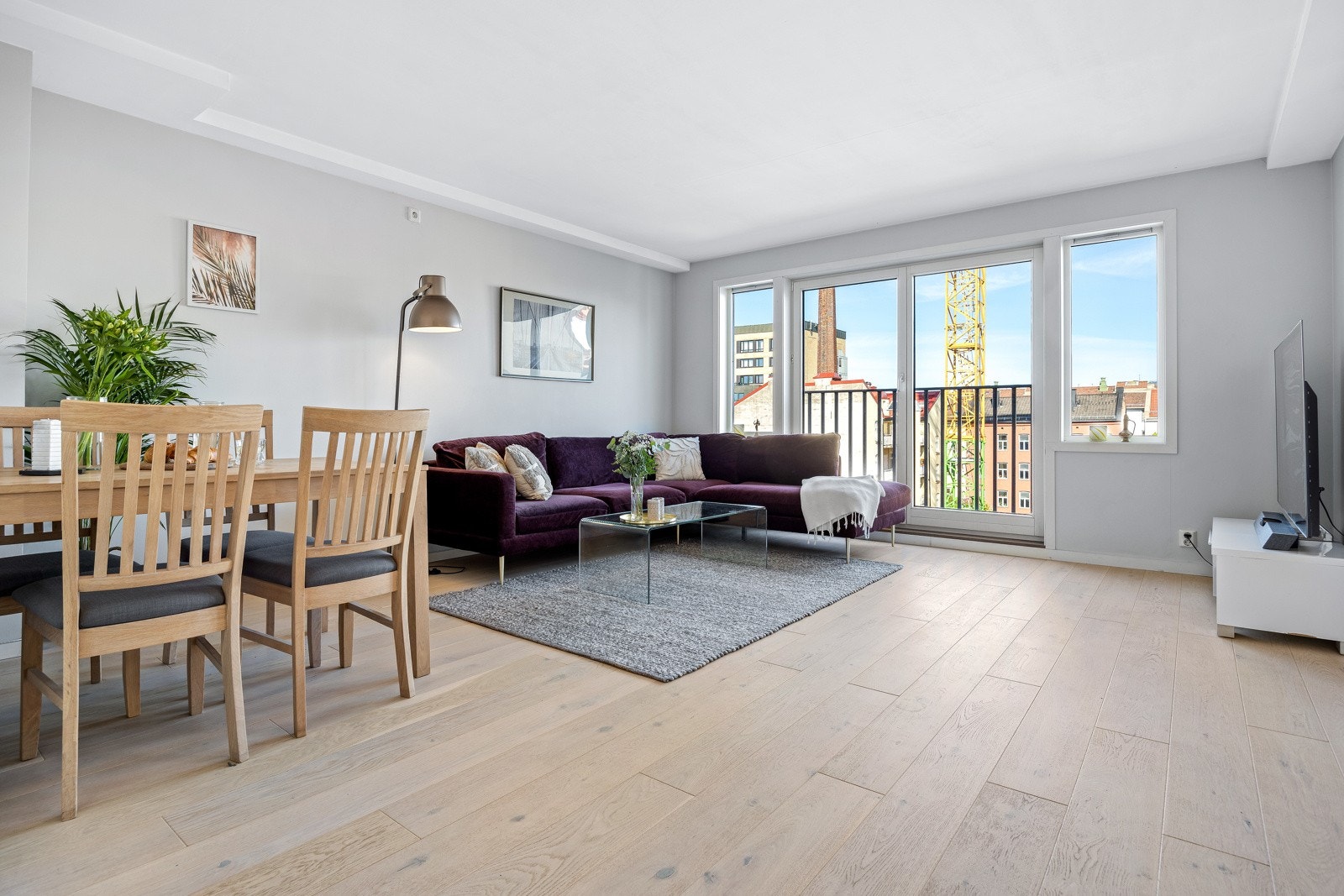 Store vindusflater gir godt med naturlig lysinnslipp Galleribilde