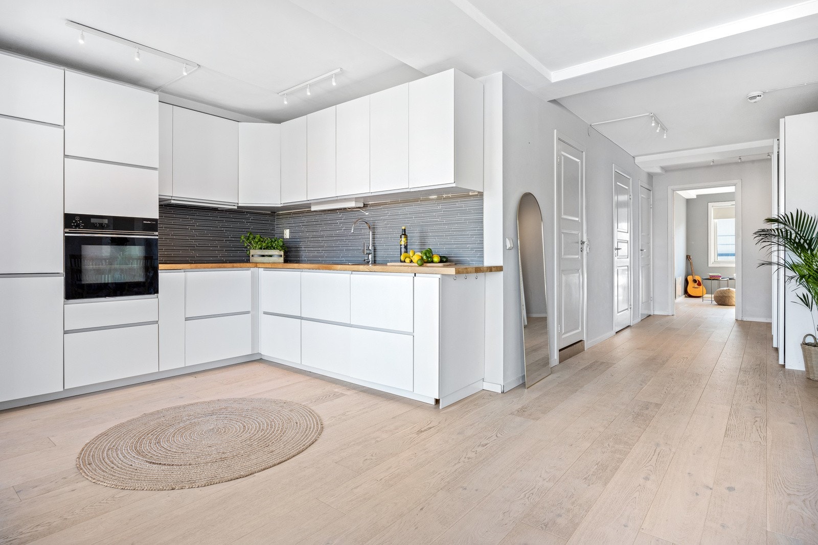 Kjøkken med god benk- og skapplass. Utgang til balkong fra kjøkkenet Galleribilde