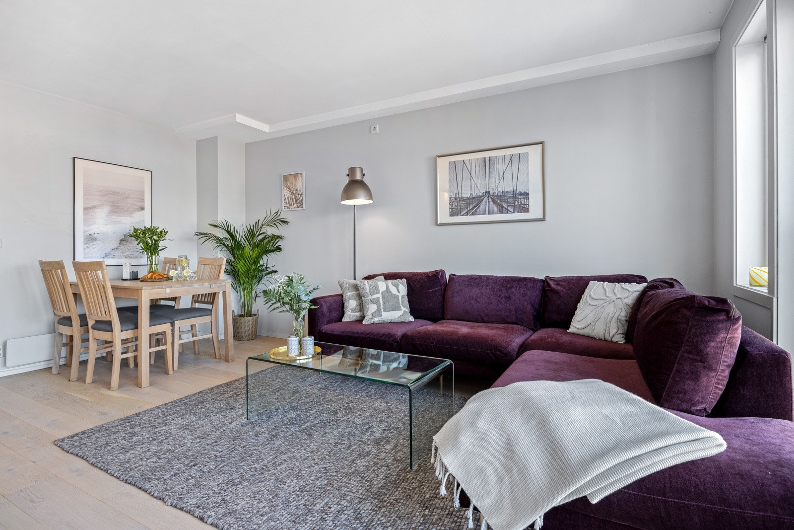 Stue og kjøkken i åpen løsning. god plass til både salong og spisestue. Pipeløp i stuen Galleribilde