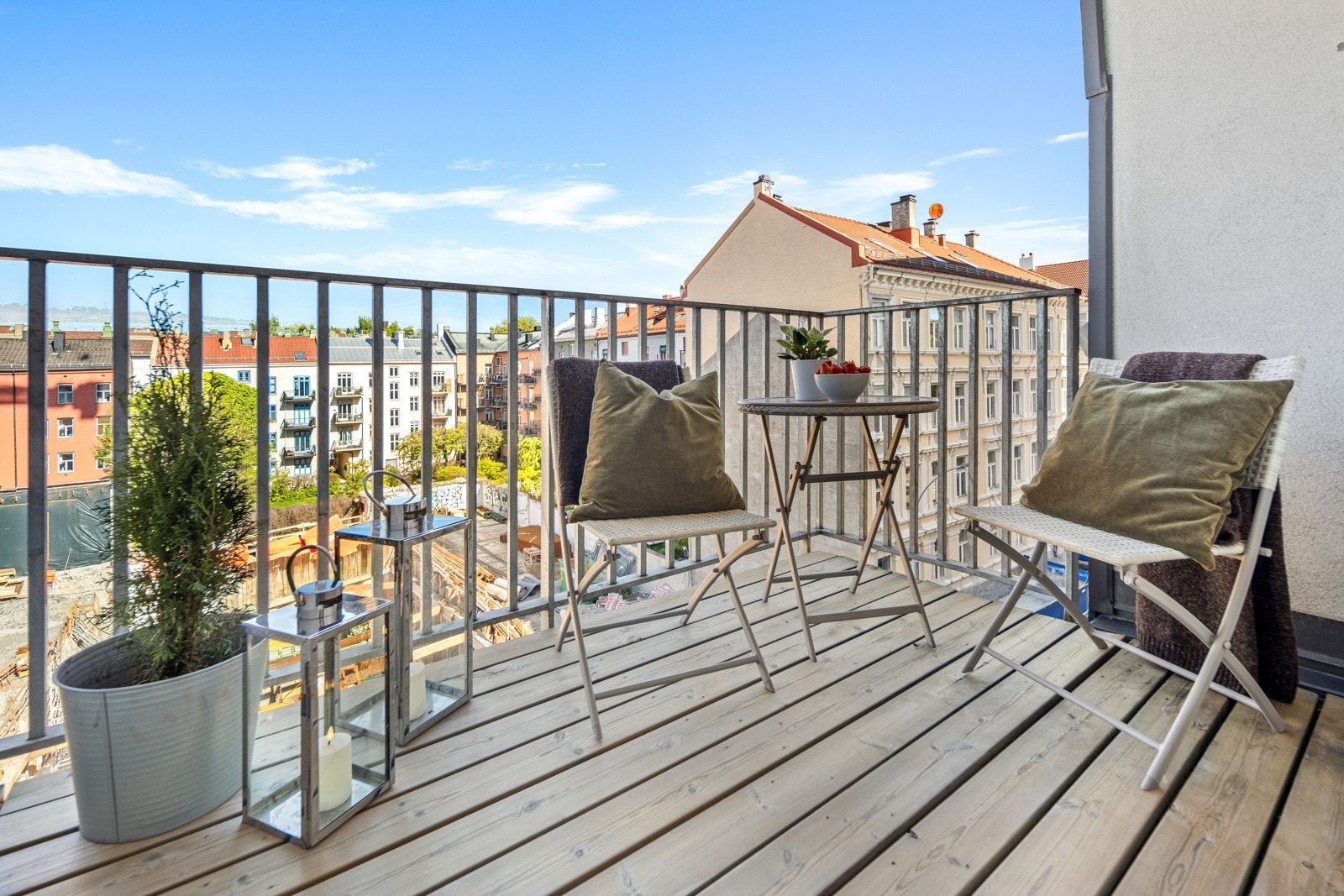 Solrik balkong. Leiligheten ligger i 5. etasje med heisadkomst Galleribilde