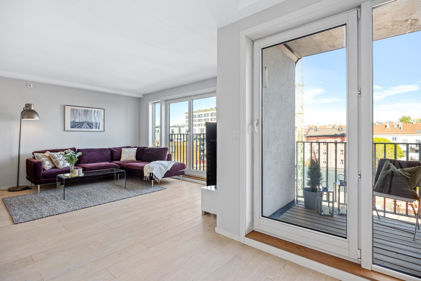 Leiligheten har både balkong fra kjøkkenet og fransk balkong i stuen Galleribilde