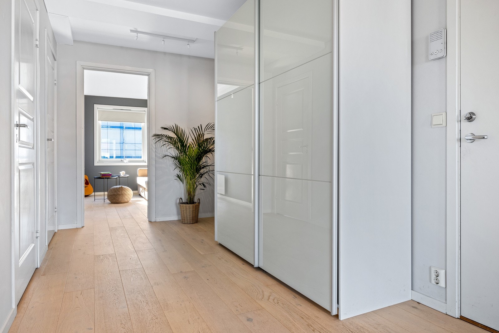 Entrè med god garderobeplass Galleribilde