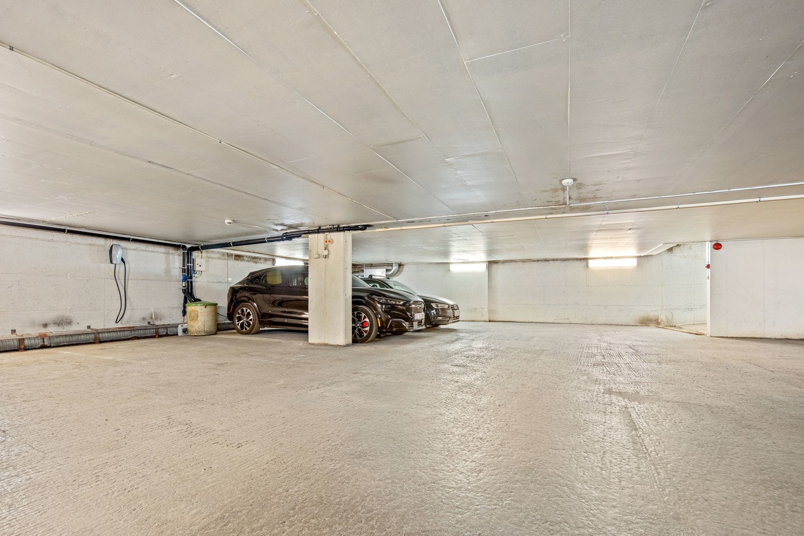 Garasjekjeller. Seksjonen disponerer en fast plass med el-billader i garasjeanlegget Galleribilde