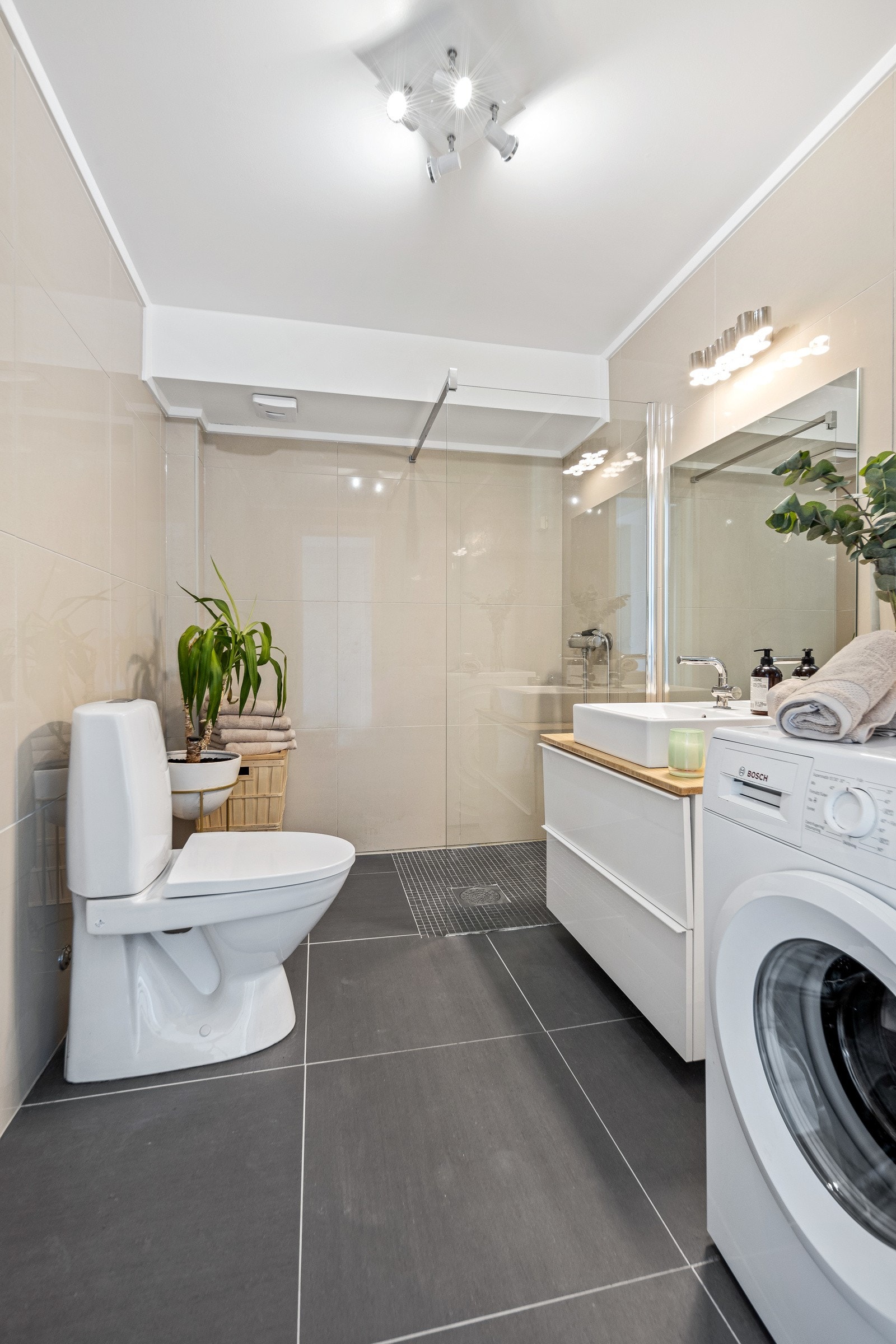 Flislagt bad med 60*60 fliser Galleribilde