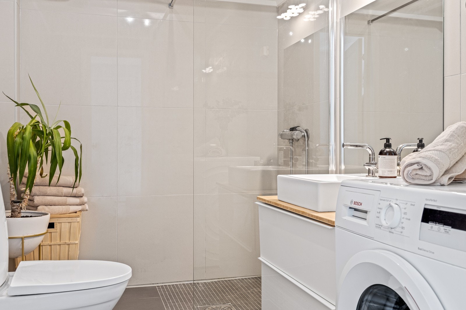 Opplegg for vaskemaskin på badet Galleribilde