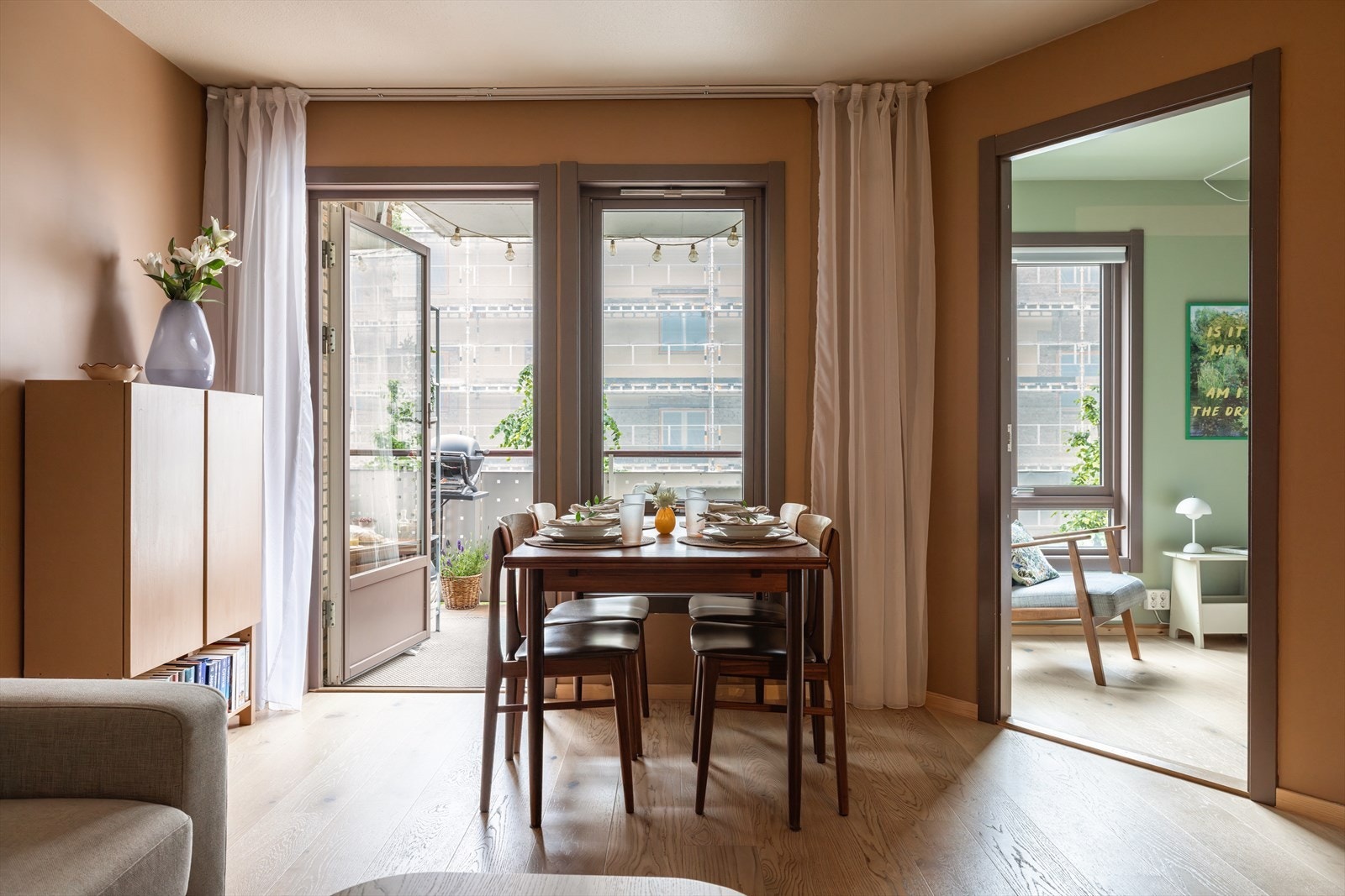 Lys og trivelig spiseplass med direkte utgang til balkong Galleribilde