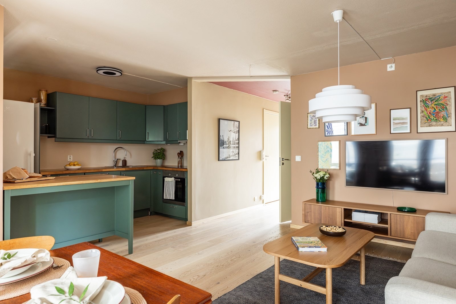 Åpen løsning mellom kjøkken og stue gir god flyt og utnyttelse av arealet Galleribilde