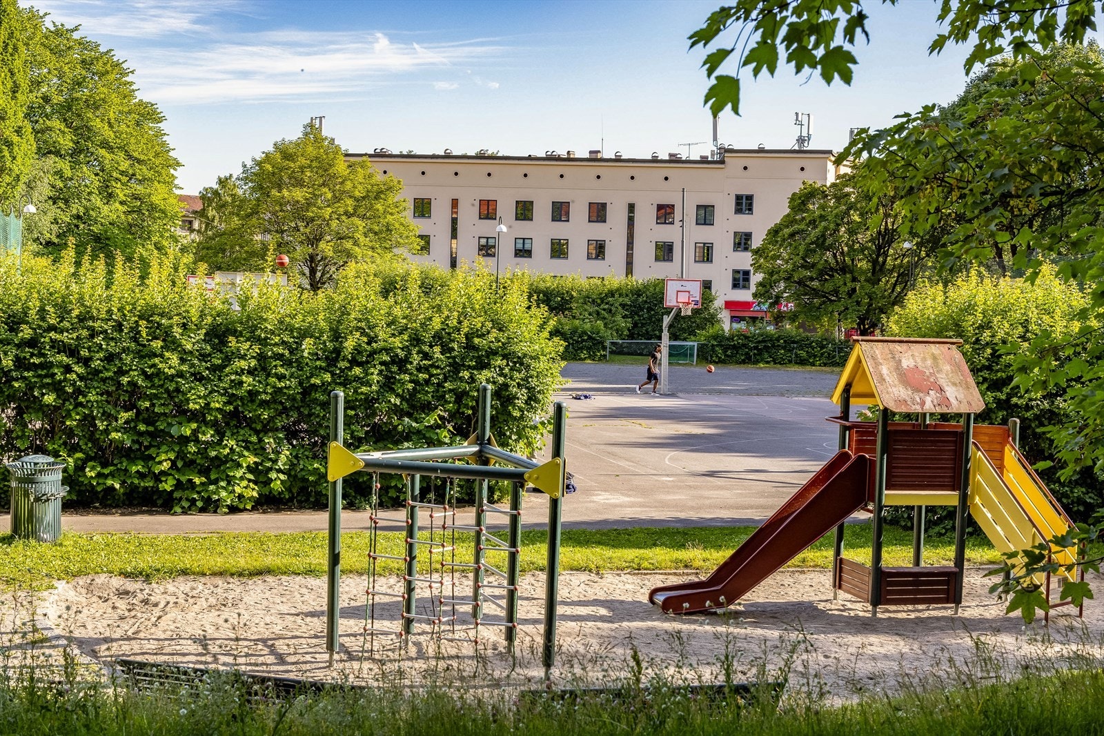 Arkitekt Rivertz' plass ligger rett ved med lekeplass for de yngste og basketballbane Galleribilde