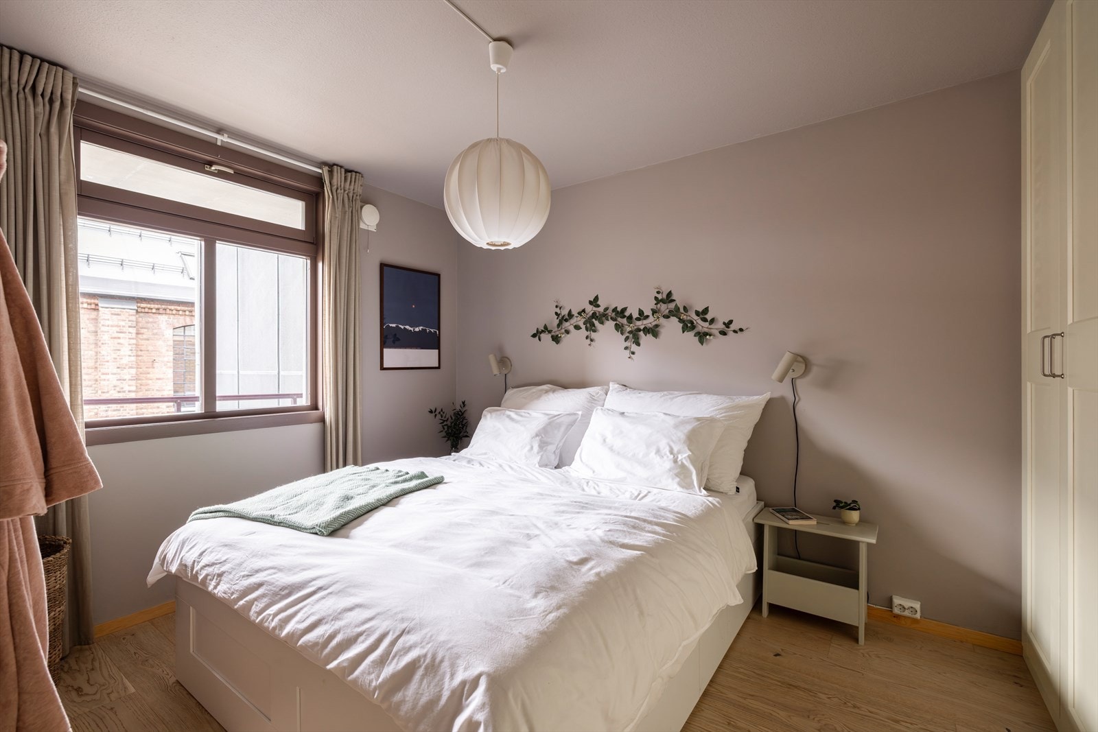 Lyst og trivelig soverom som vender ut mot bakgården Galleribilde