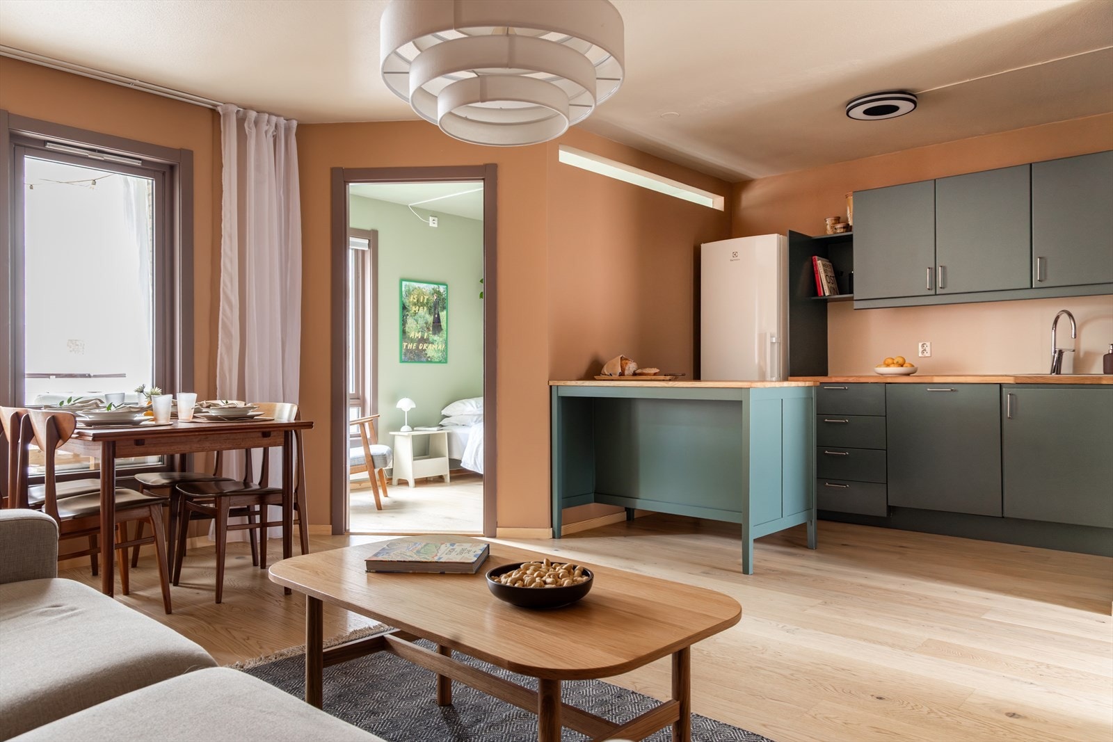 Store vindusflater gir godt med dagslys og skaper en behagelig atmosfære gjennom hele dagen Galleribilde