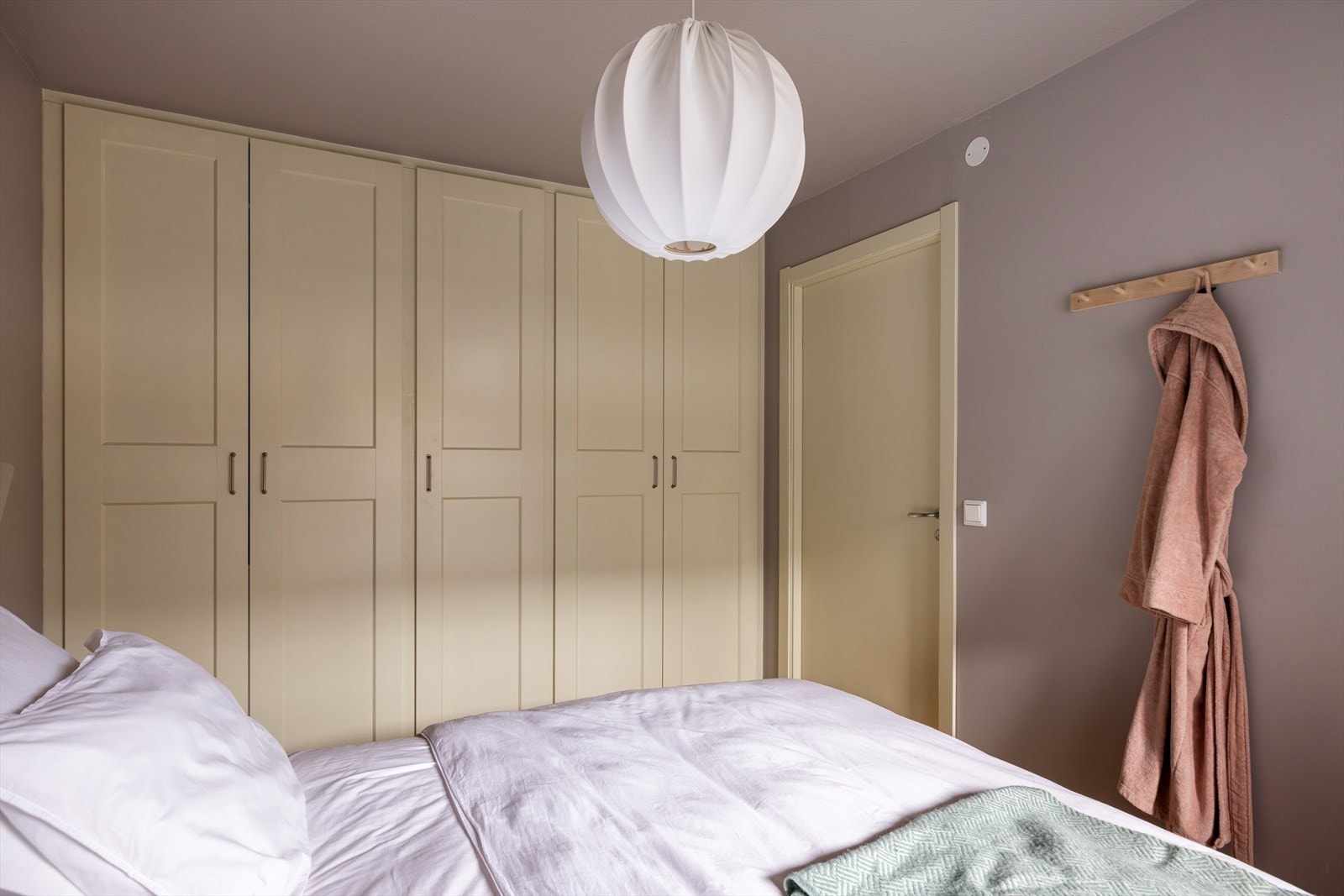 Soverommet er malt i en dus lavendeltone som gir rommet et behagelig uttrykk Galleribilde