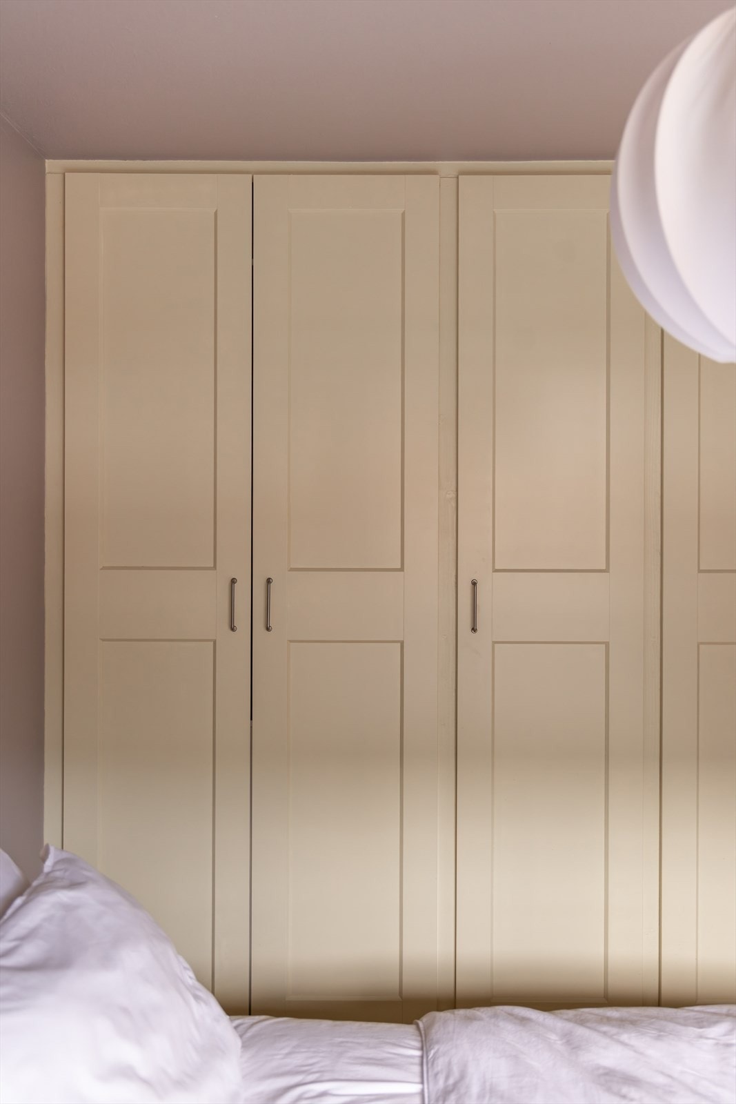 Det er godt med skapplass i et stort, plassbygd garderobeskap Galleribilde