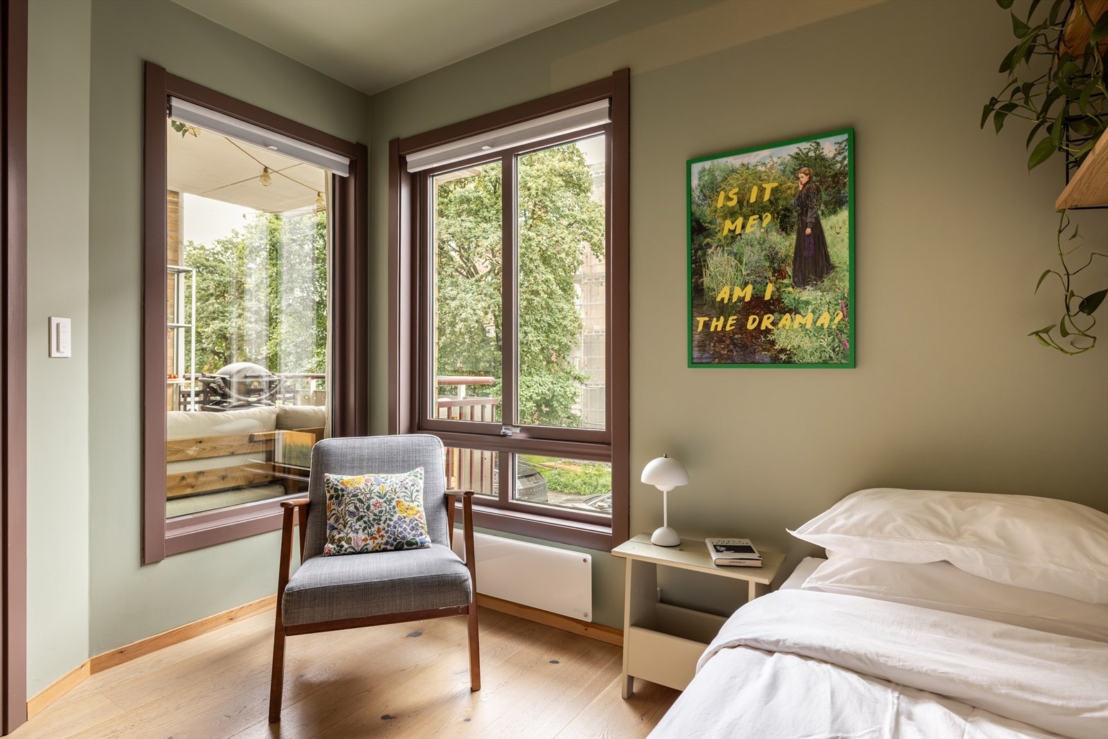 Det er god plass til seng og nattbord, samt et hyggelig lesehjørne Galleribilde