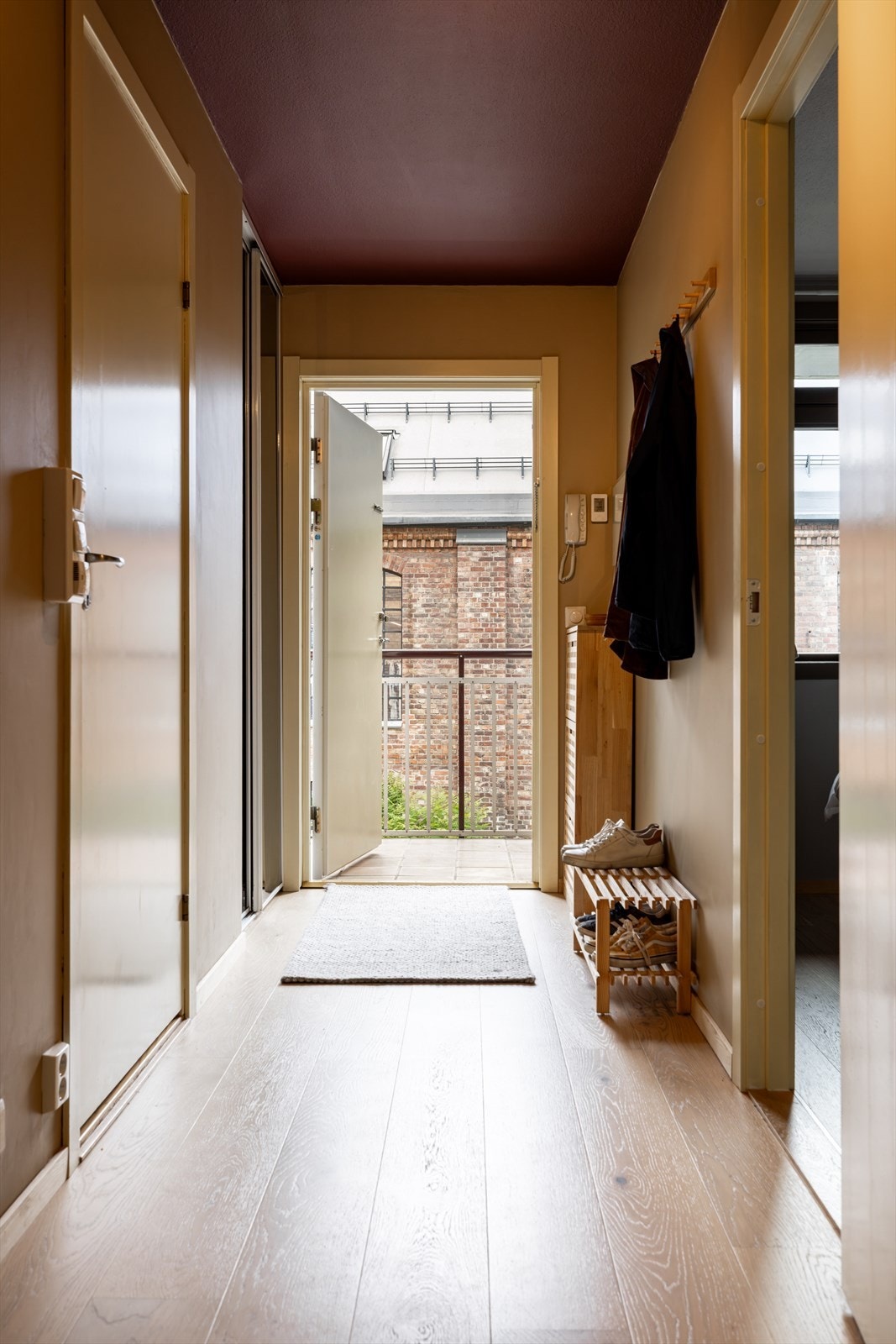 Entréen har god plass til oppheng av jakker og plass til skostativ Galleribilde