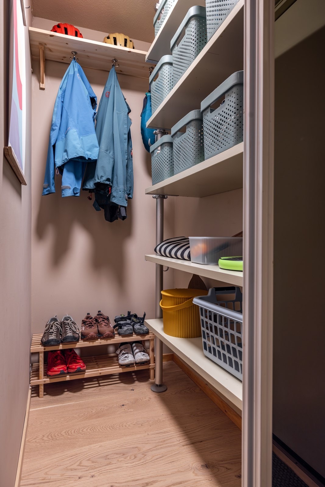 Kott med hyller og opphengsløsninger gir praktisk lagringsplass i leiligheten. I tillegg disponerer leiligheten en kjellerbod for ekstra lagringsplass. Galleribilde