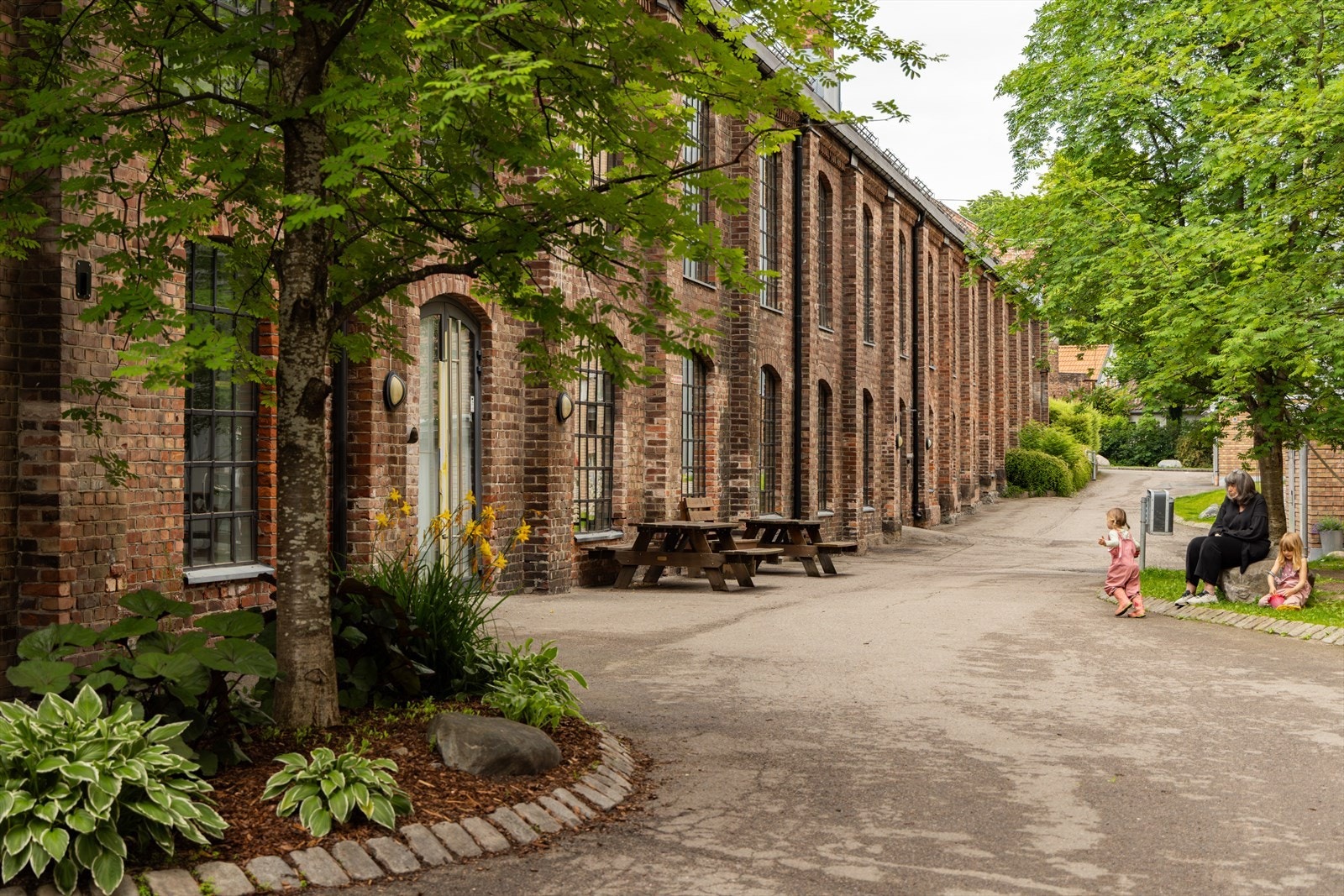 Det er mulighet for leie av parkeringsplass etter venteliste, og dette koster ca. 580,- pr md. Det er ca. 1-3 års venteliste. Kontakt styret for mer informasjon. Ellers gode muligheter for gateparkering/beboerparkering i området. Galleribilde