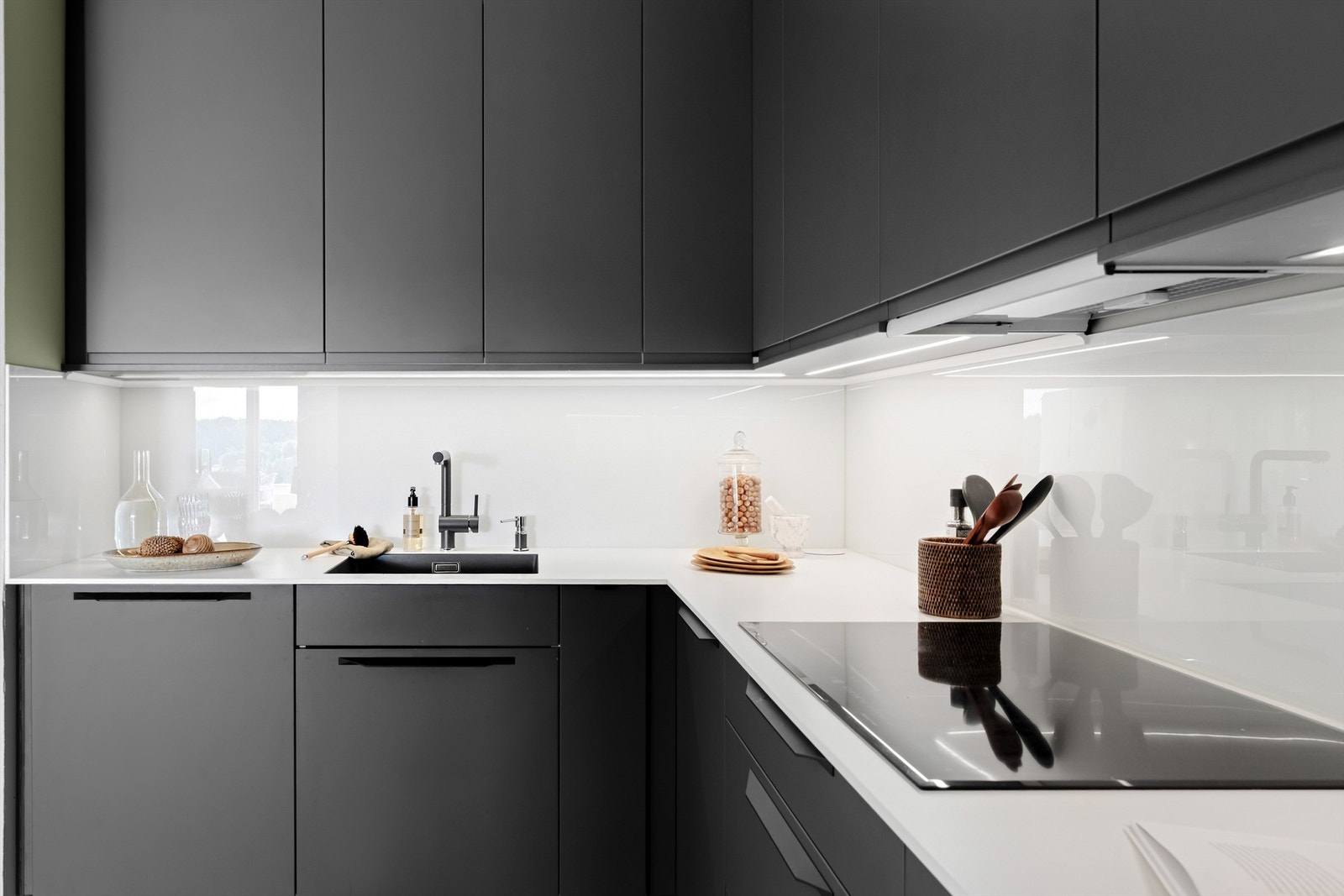 Det er belagt med bl. a. "backsplash" hele veien. Galleribilde