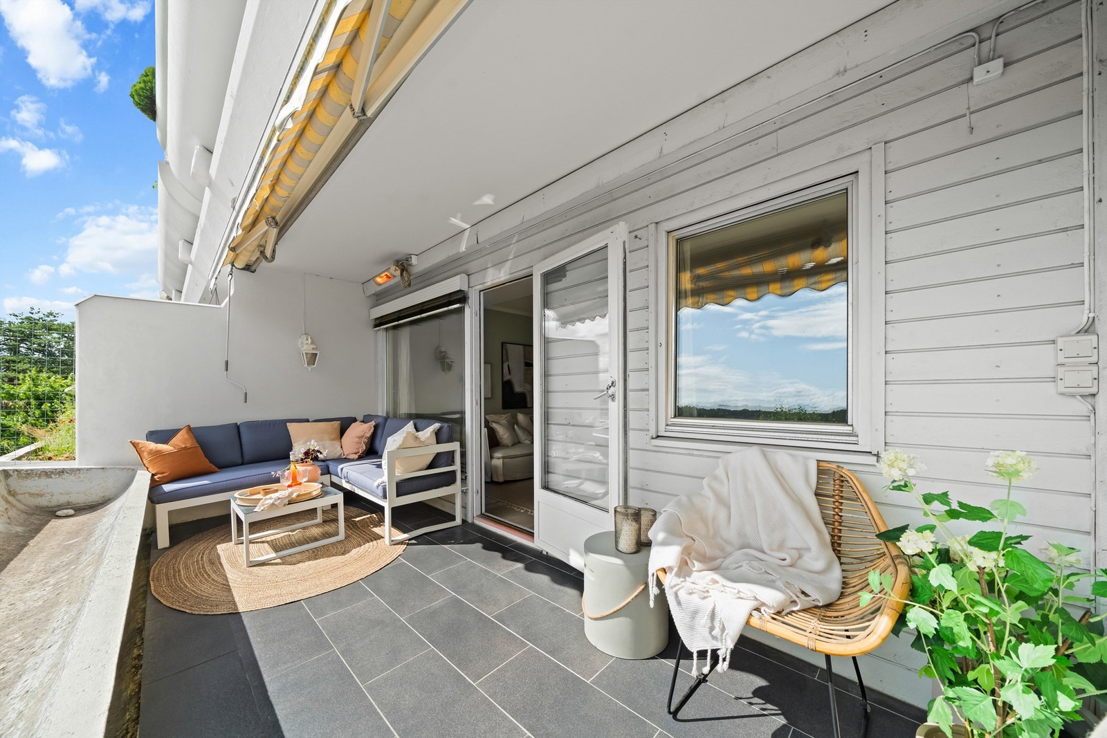 Pen terrassebalkong med fliser på gulvet. Galleribilde
