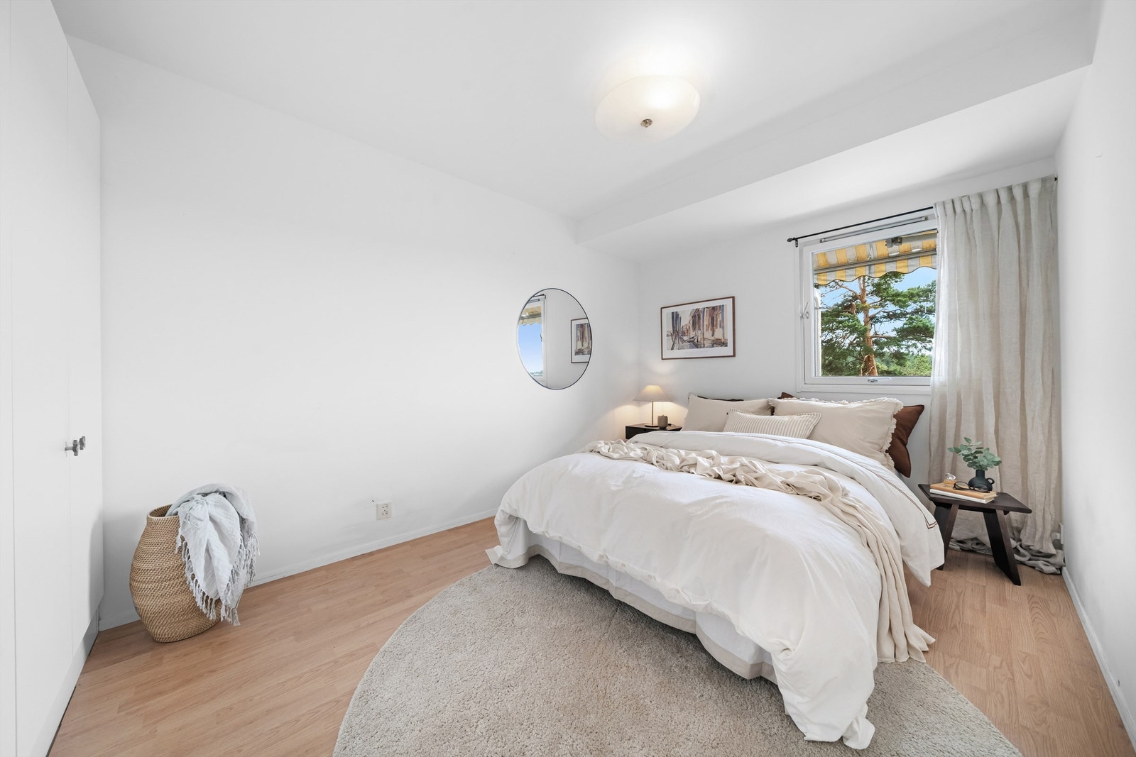 Romslig hovedsoverom med trivelig utsyn. Galleribilde