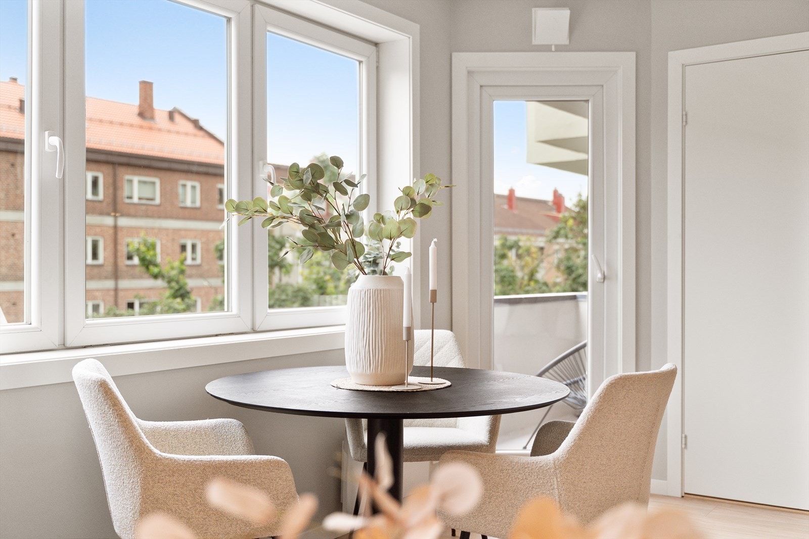 De store vindusflatene og de lyse overflatene gjør at boligen oppleves luftig. Galleribilde