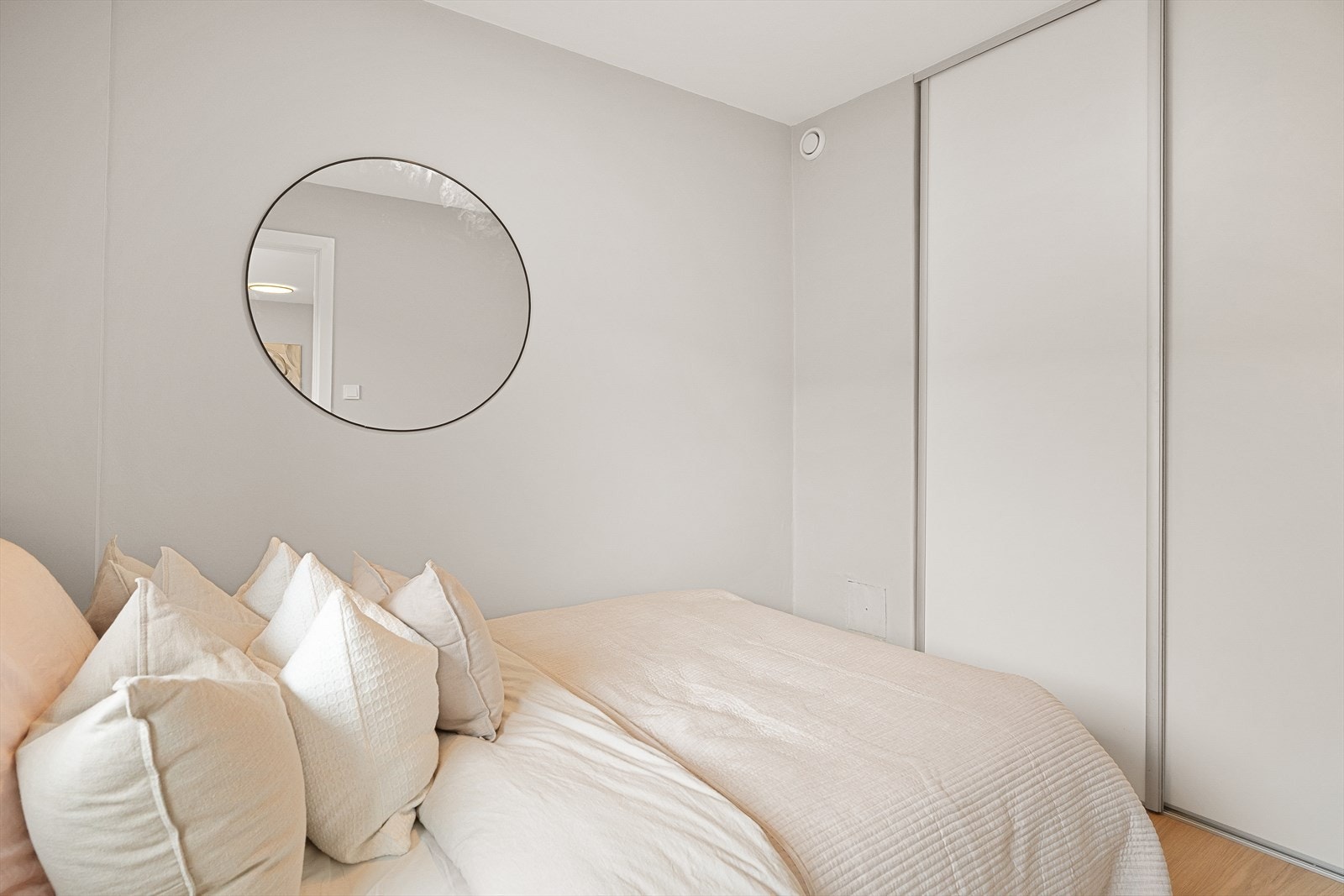 Her har du god plass til dobbeltseng, samt tilhørende soveromsmøblement. Skyvedørsgarderobe som sikrer god oppbevaring. Galleribilde