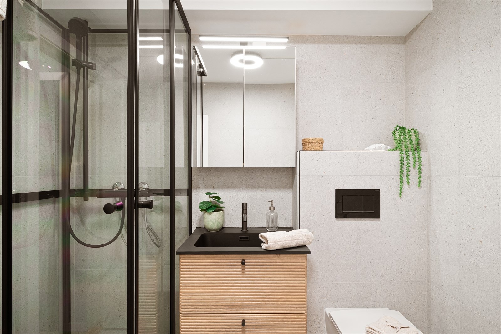 Badet er utstyrt med elektriske varmekabler i gulv, opplegg for vaskemaskin og elektrisk avtrekksvifte - praktiske og komfortable løsninger for en enklere hverdag. Galleribilde