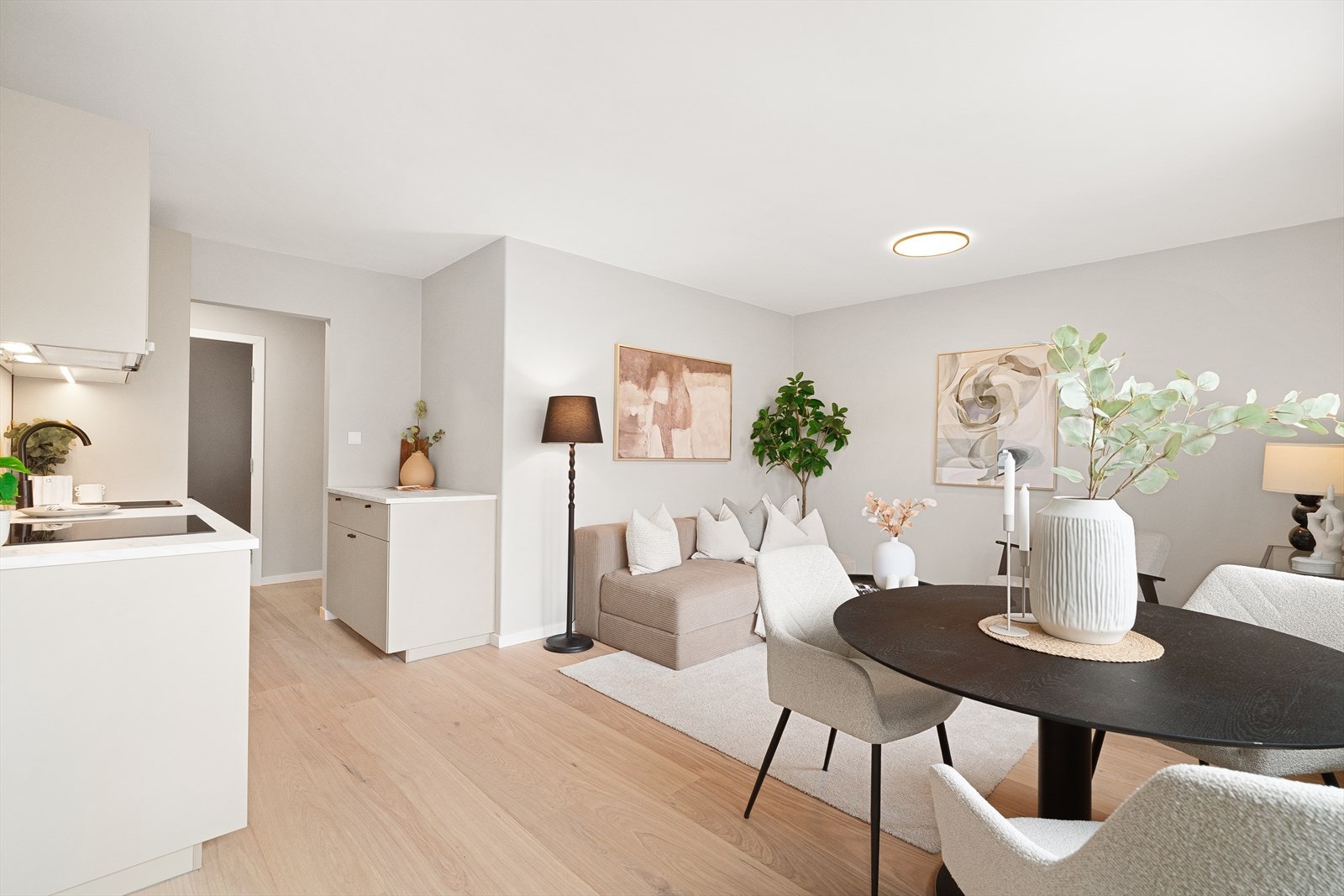 Stuen er av god størrelse med plass til både spisegruppe og sofagruppe. Galleribilde