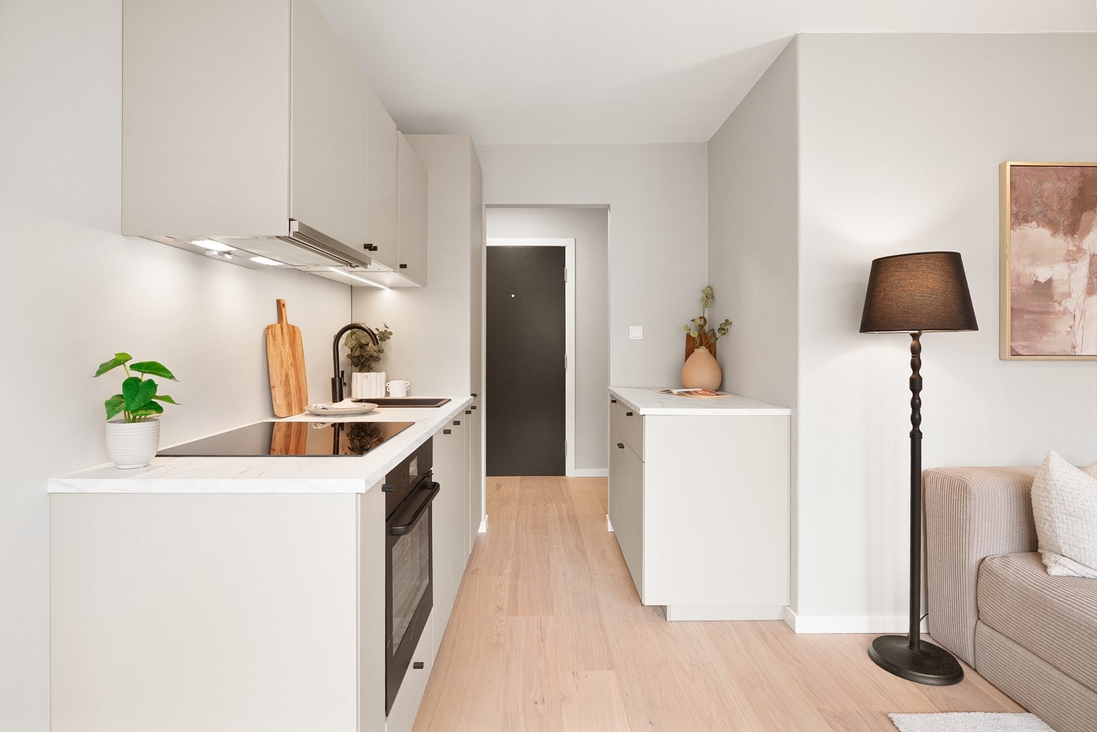Leiligheten har gjennomgående smakfulle material- og fargevalg, der overflatene spiller hverandre svært godt og skaper en harmonisk og helhetlig atmosfære. Galleribilde