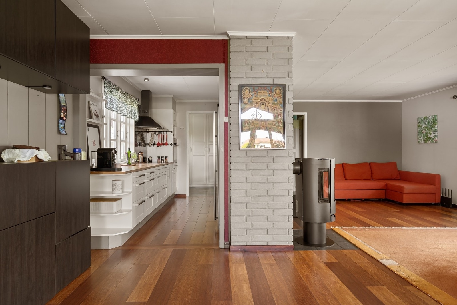 Kjøkkenet ligger delvis åpent men allikevel separert fra stuen Galleribilde