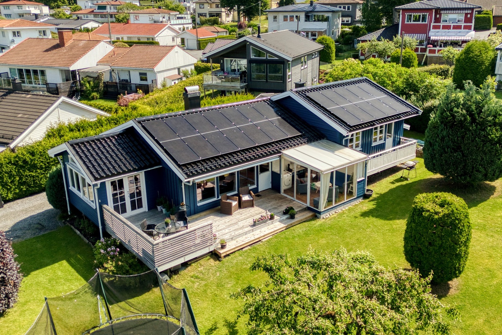 På taket er det montert solcellepanel Galleribilde