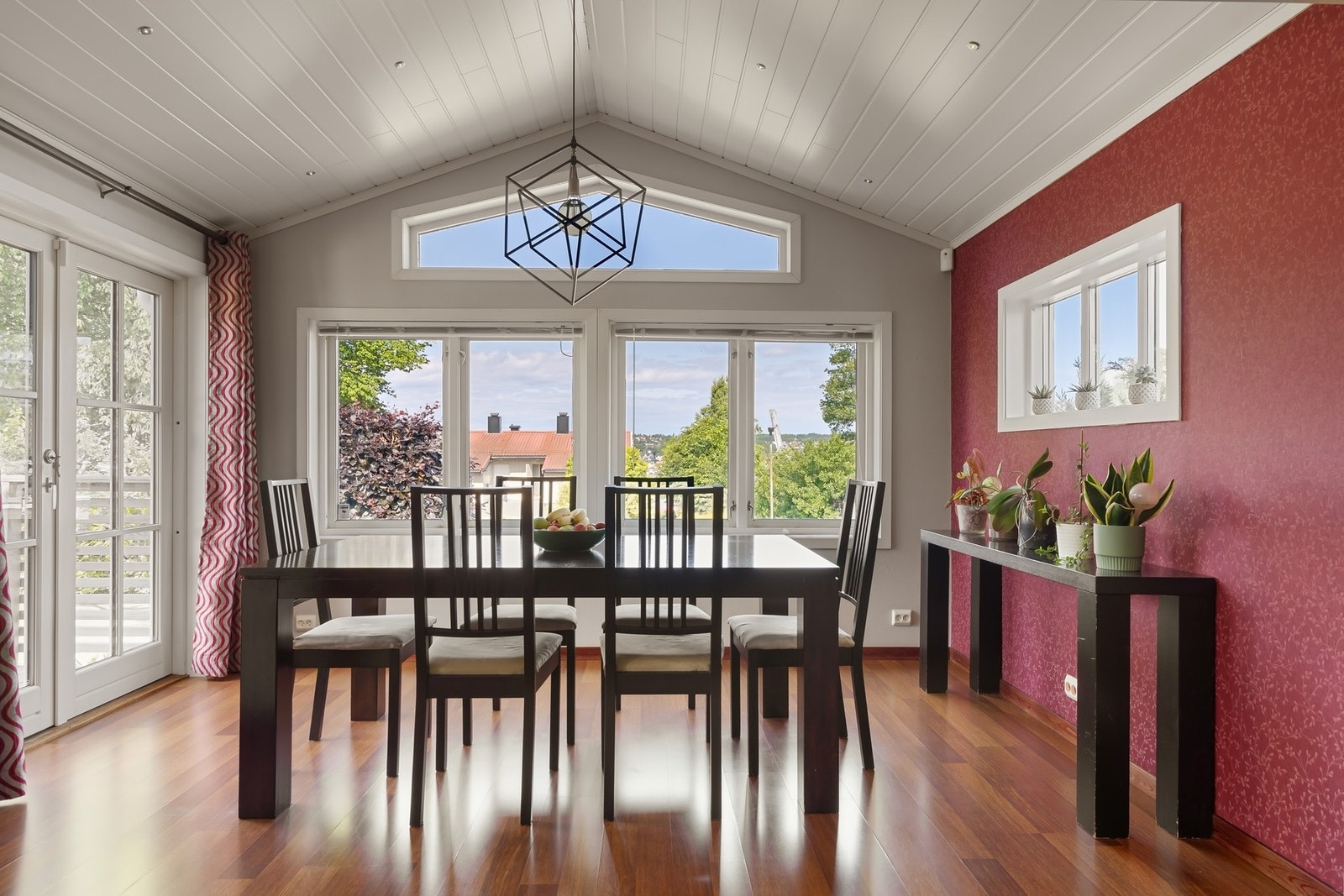 Spisestuen har god plass til å invitere til hyggelige selskap Galleribilde