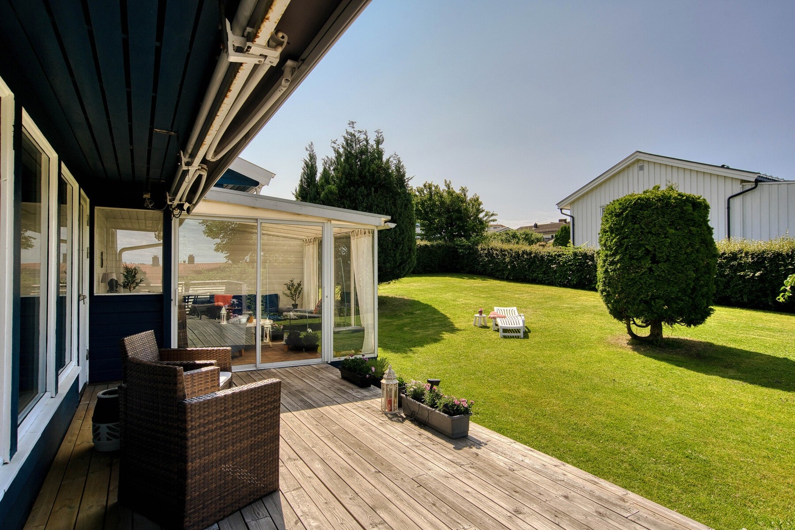 Stor terrasse med god plass for avslapping og festligheter Galleribilde