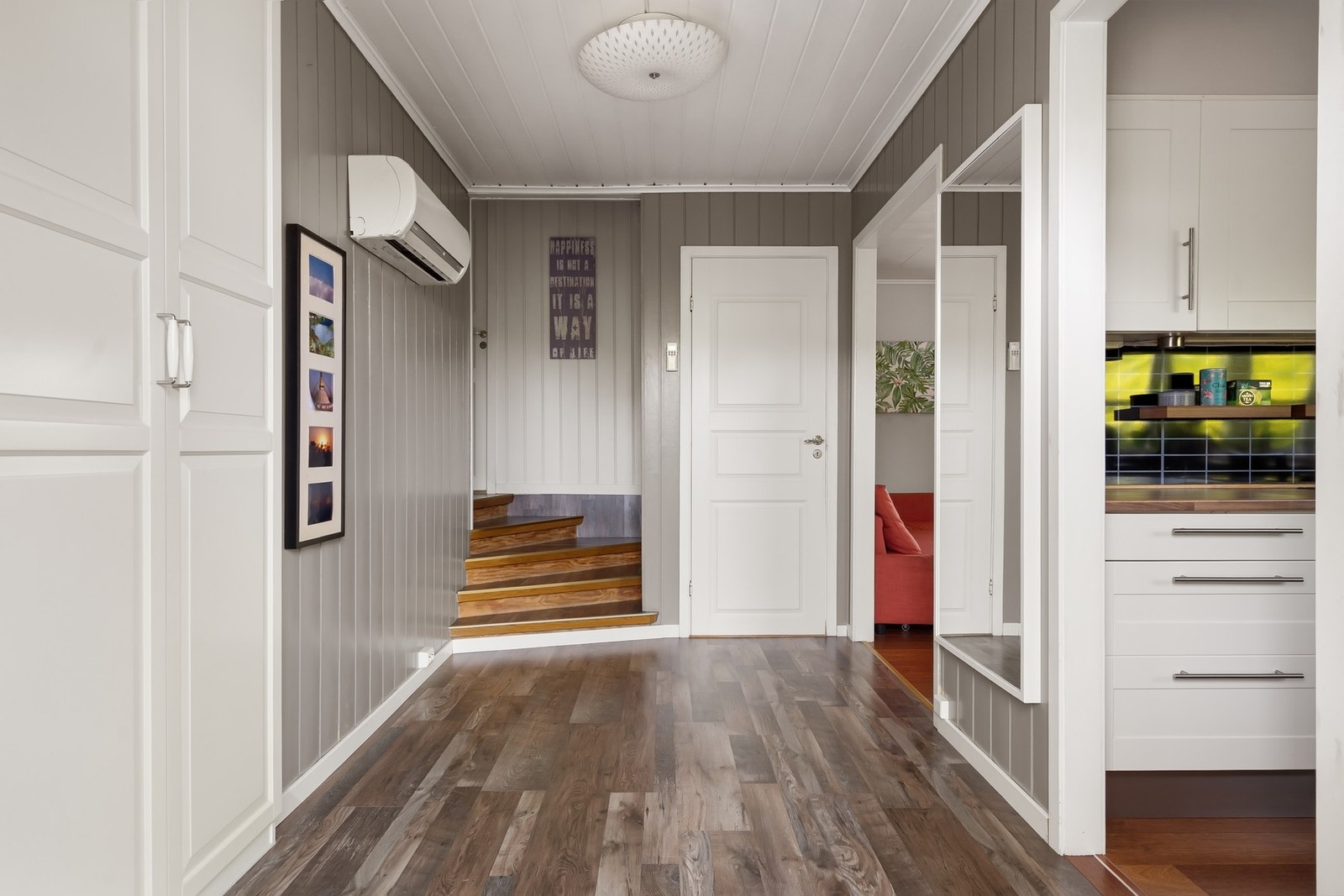 I gang henger du fra deg yttertøyet i garderobeskap Galleribilde