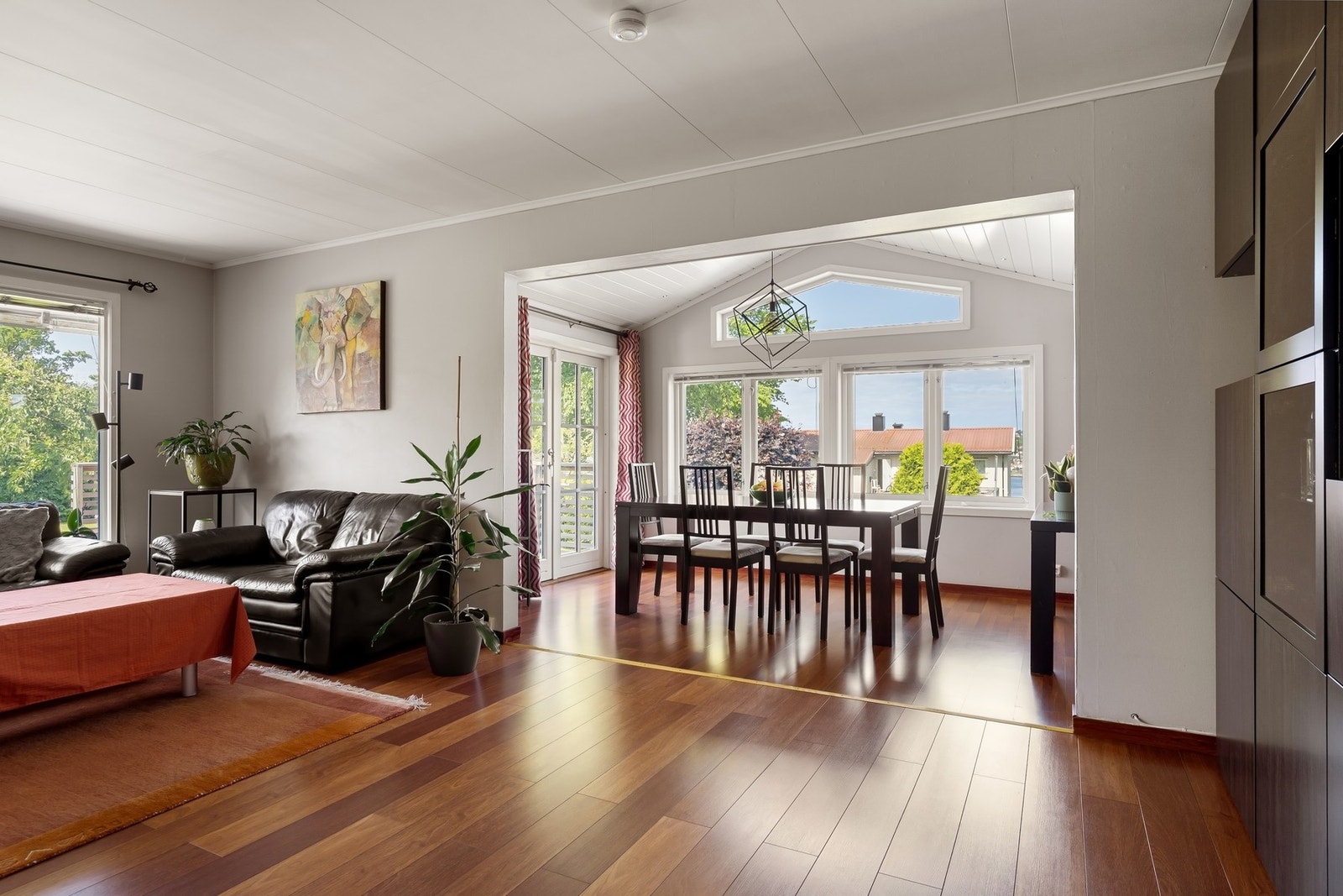 Fra både tv-stue og spisestue er det utgang til boligens uteplass Galleribilde