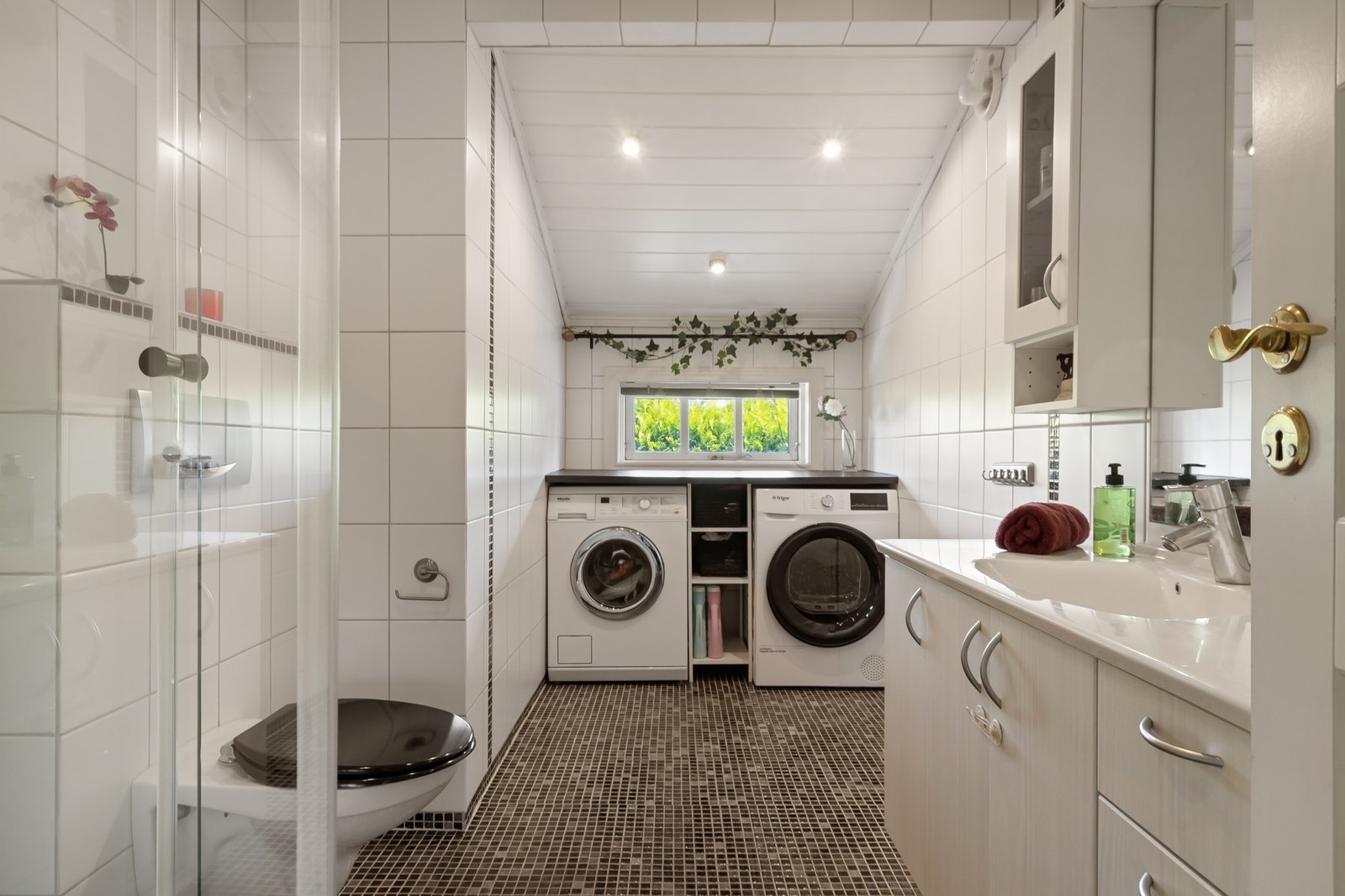 Romslig og flislagt bad Galleribilde