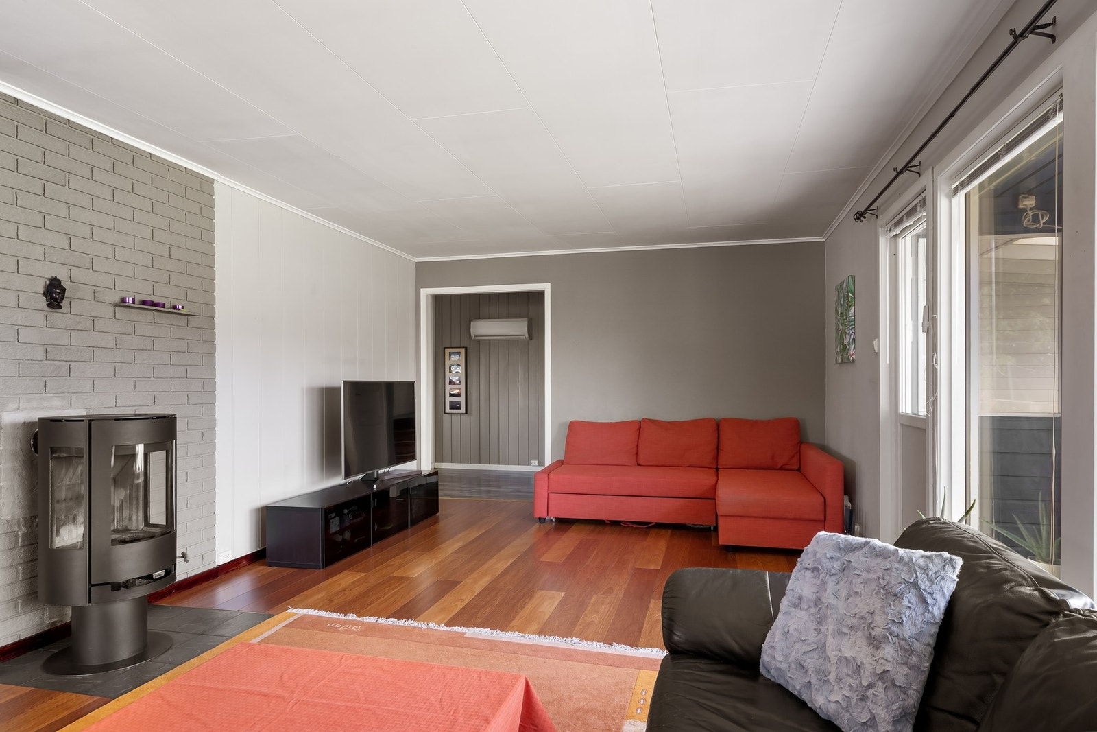 Peisovn sørger for varme og hygge på vinterhalvåret mens varmepumpe sørger for jevn innetemperatur Galleribilde