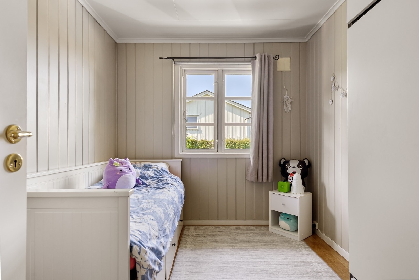 Det er to soverom i 1. etasje Galleribilde