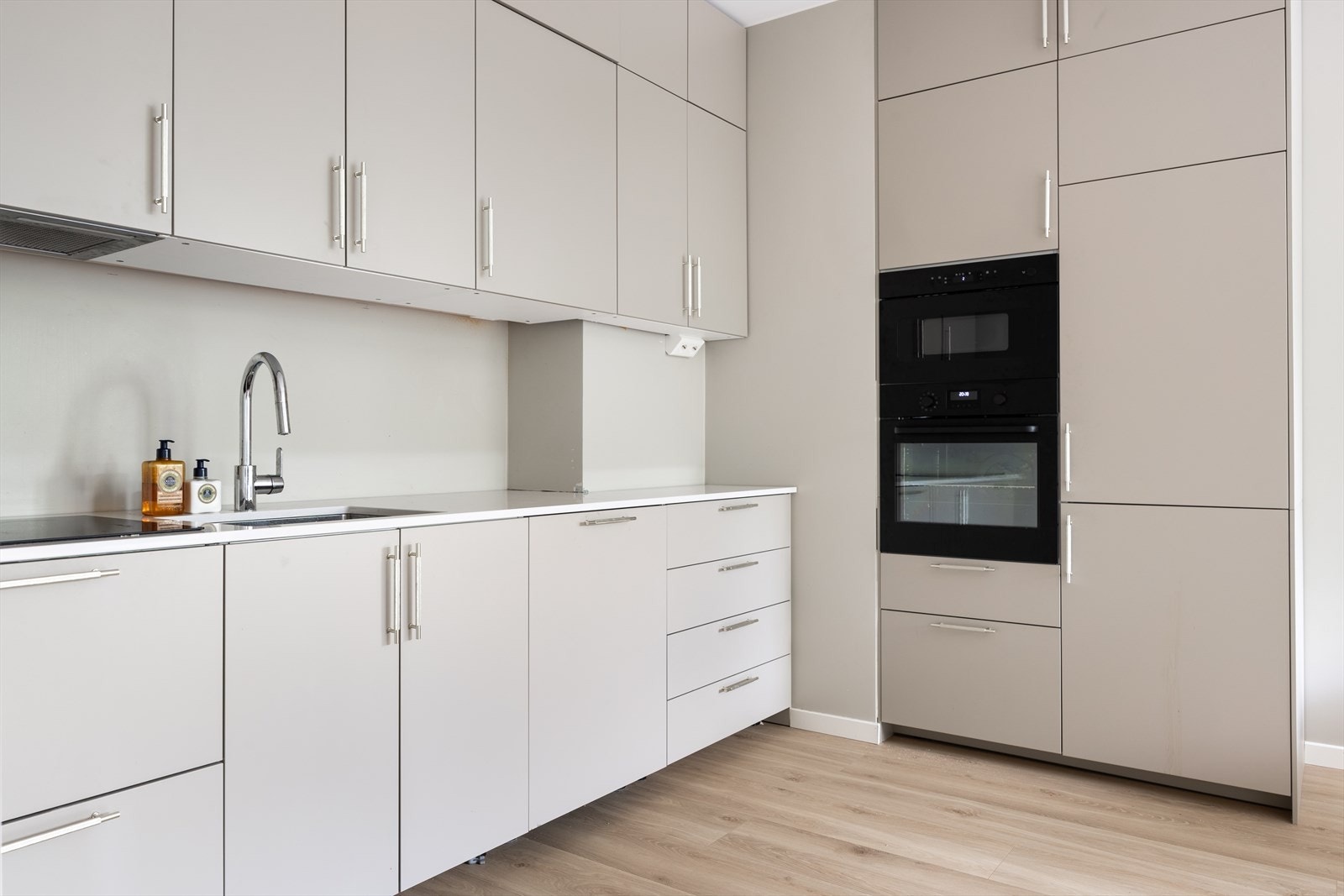 Kjøkkeninnredning fra Ikea. Stekeovn, platetopp, kjøl/frys, mikro og oppvaskmaskin er integrert i innredningen. Galleribilde