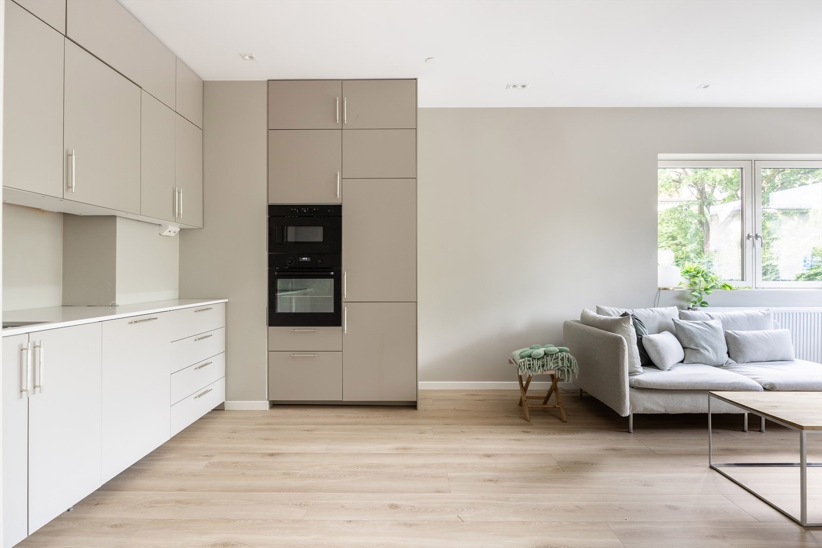 Kjøkken og stue i åpen løsning gir en sosial og god romfølelse. Galleribilde