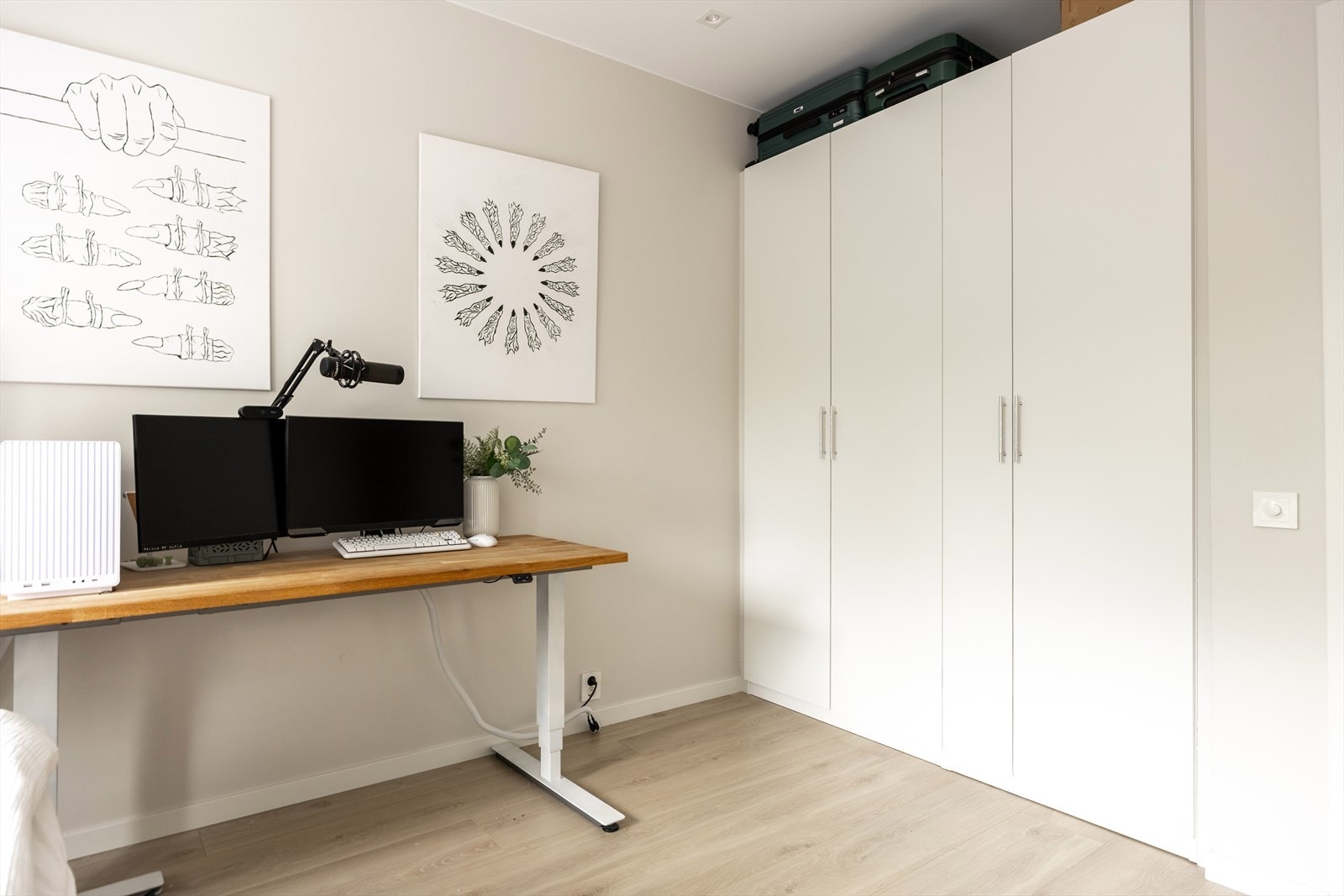 Stor garderobe og plass til hjemmekontor. Galleribilde